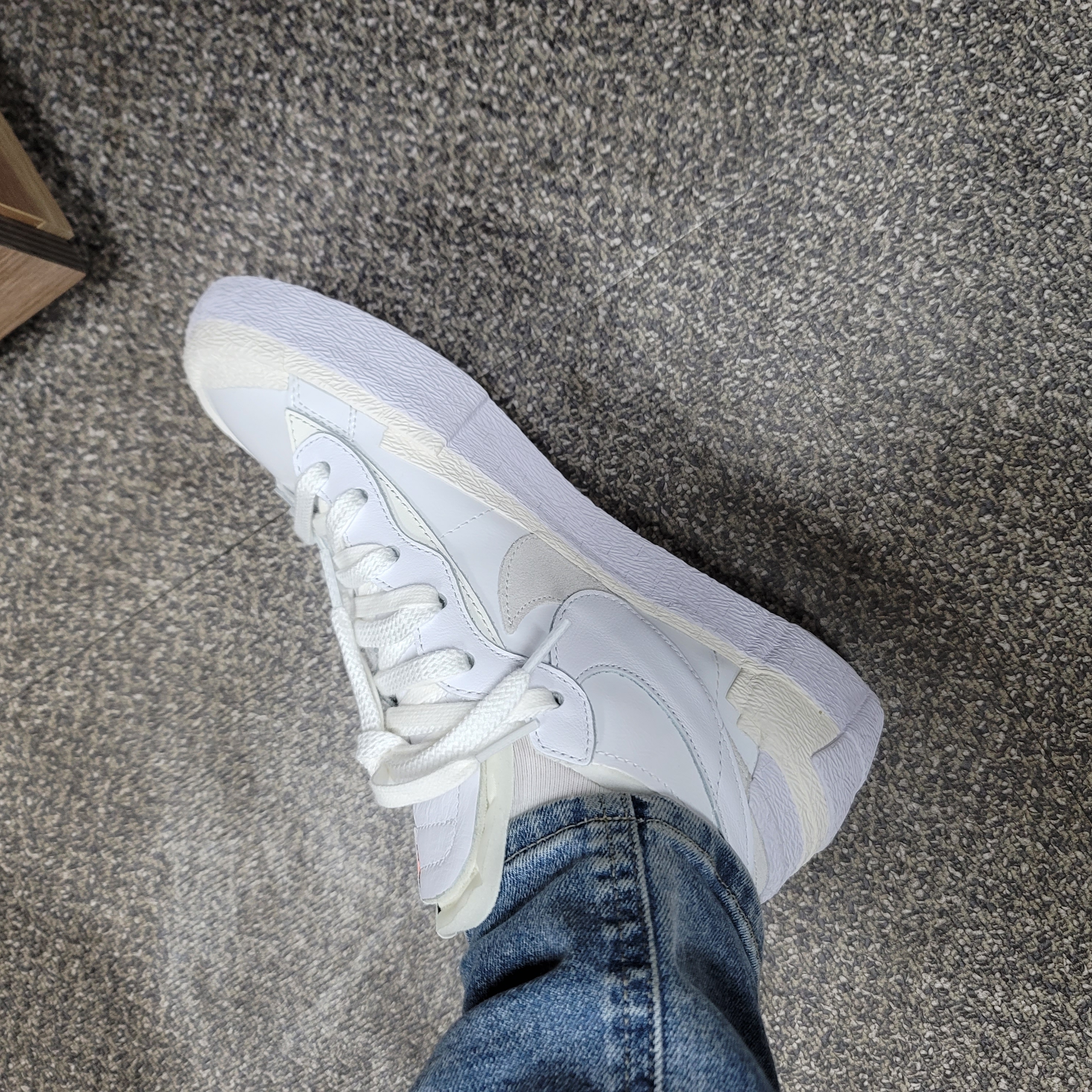 Nike x Sacai Blazer Low White Patent Leather 착용 스타일 - 3