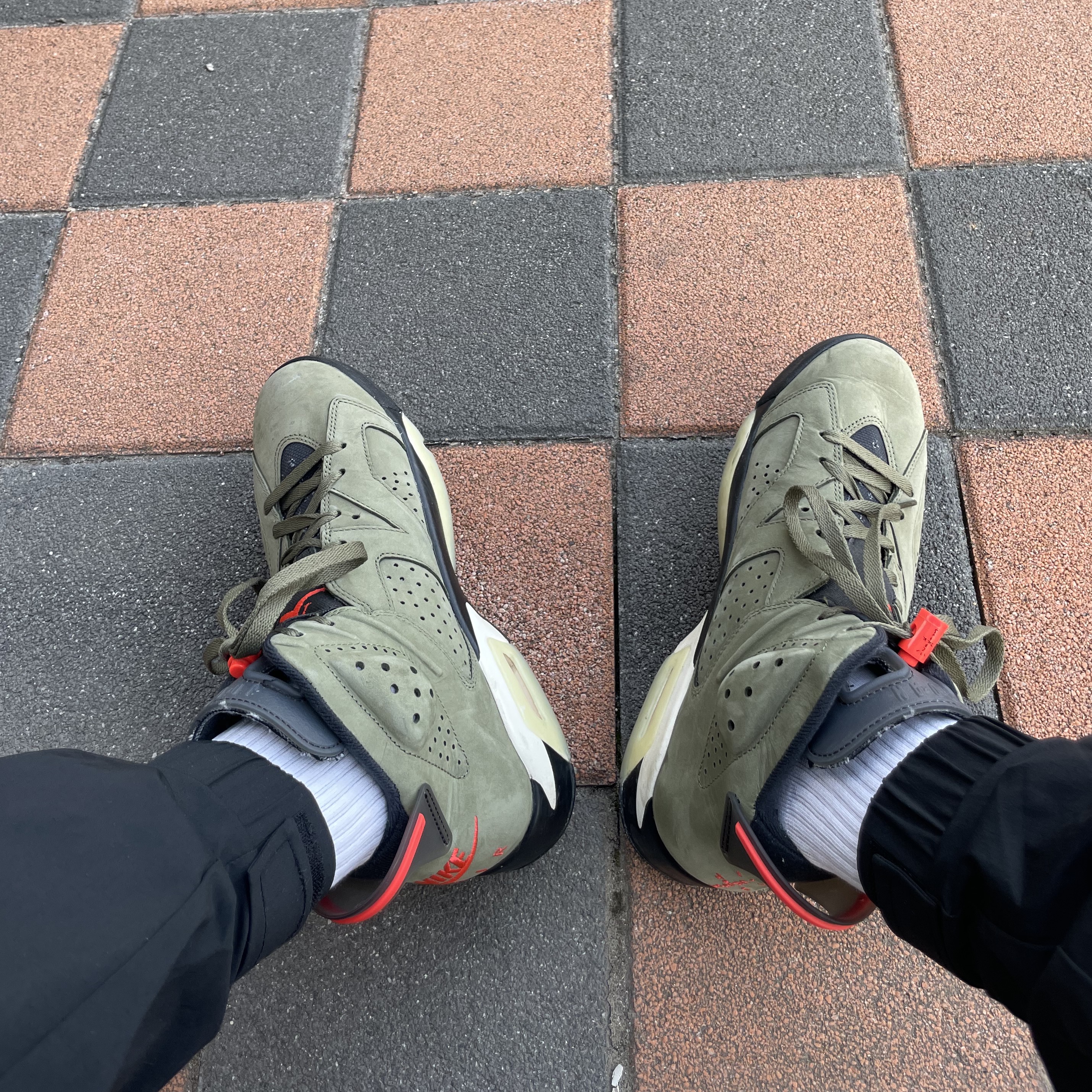 Jordan 6 x Travis Scott Retro Olive 착용 스타일