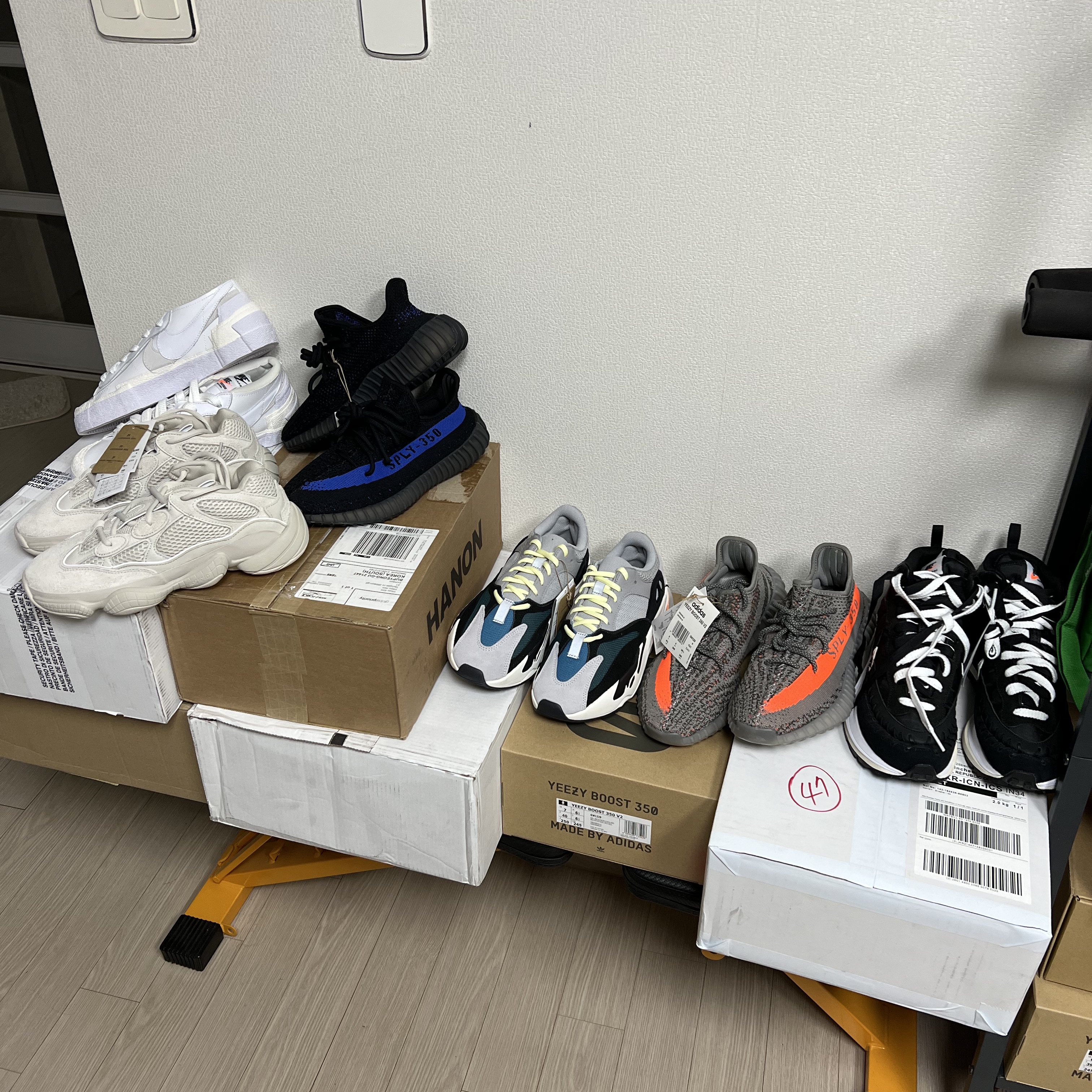 Adidas Yeezy 500 Blush 2022, Adidas Yeezy Boost 350 V2 Dazzling Blue 착용 스타일