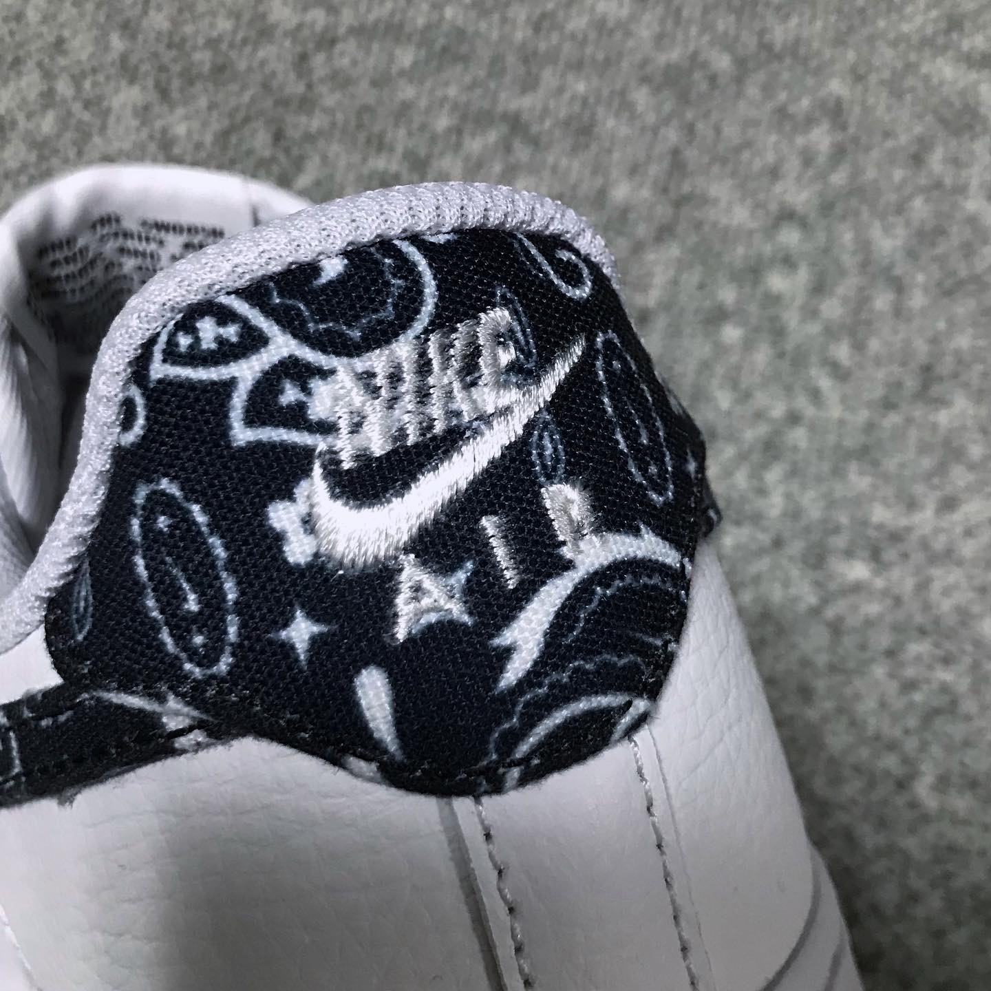 (W) Nike Air Force 1 '07 Essential Paisley Swoosh White Black 착용 스타일 - 2