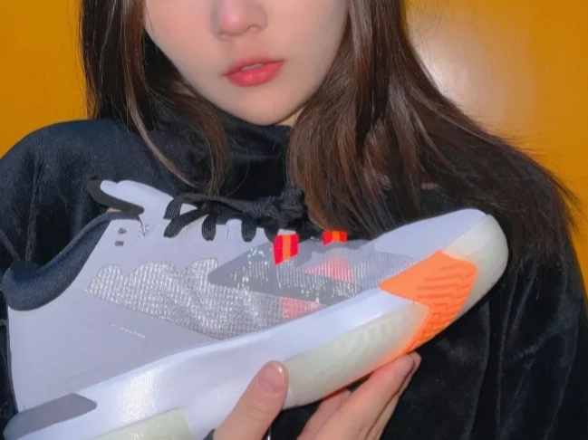 Jordan Zion 1 PF Light Smoke Grey Total Orange 착용 스타일 - 3