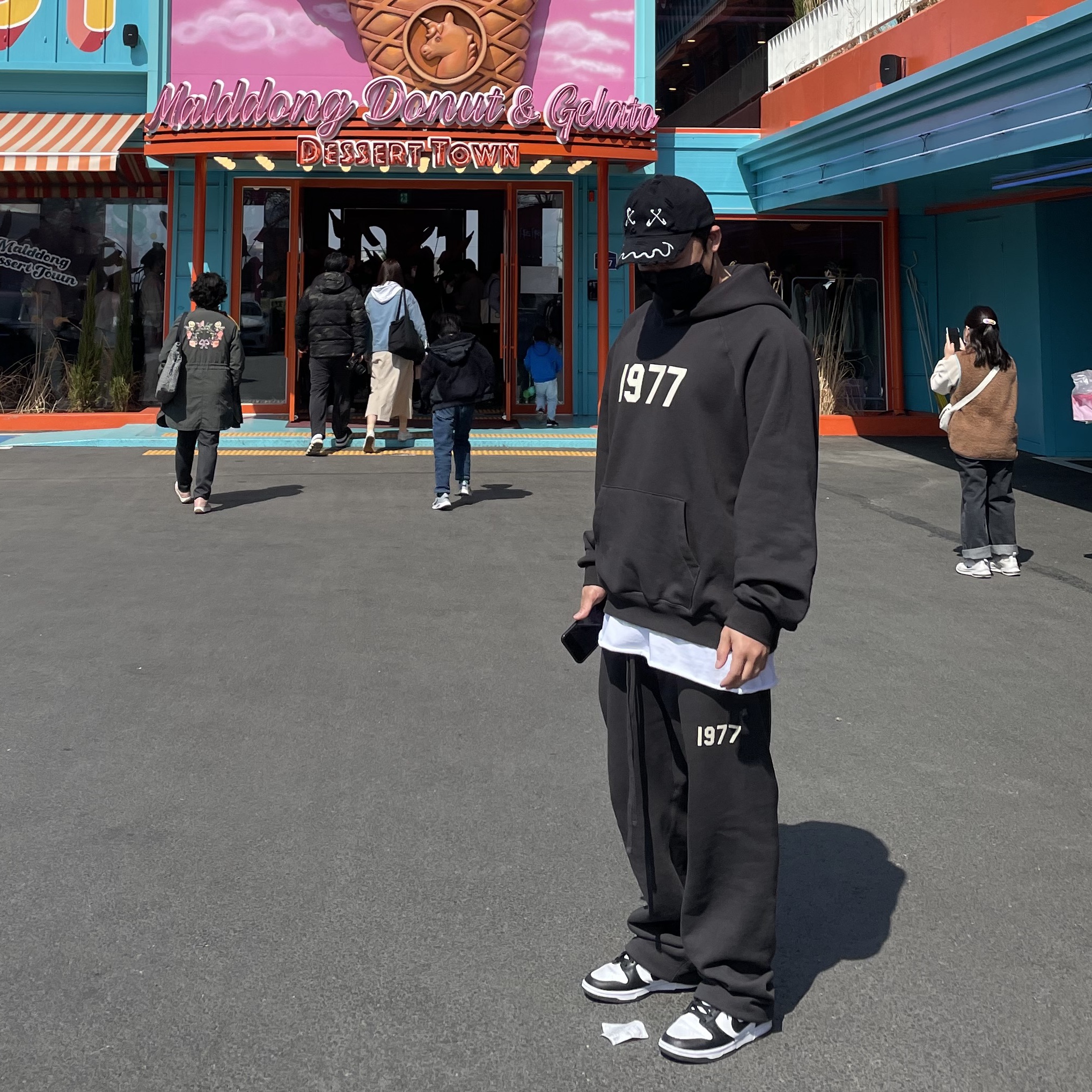 Essentials 1977 Relaxed Sweatpants Iron - 22SS, Essentials 1977 Hoodie Iron - 22SS 착용 스타일