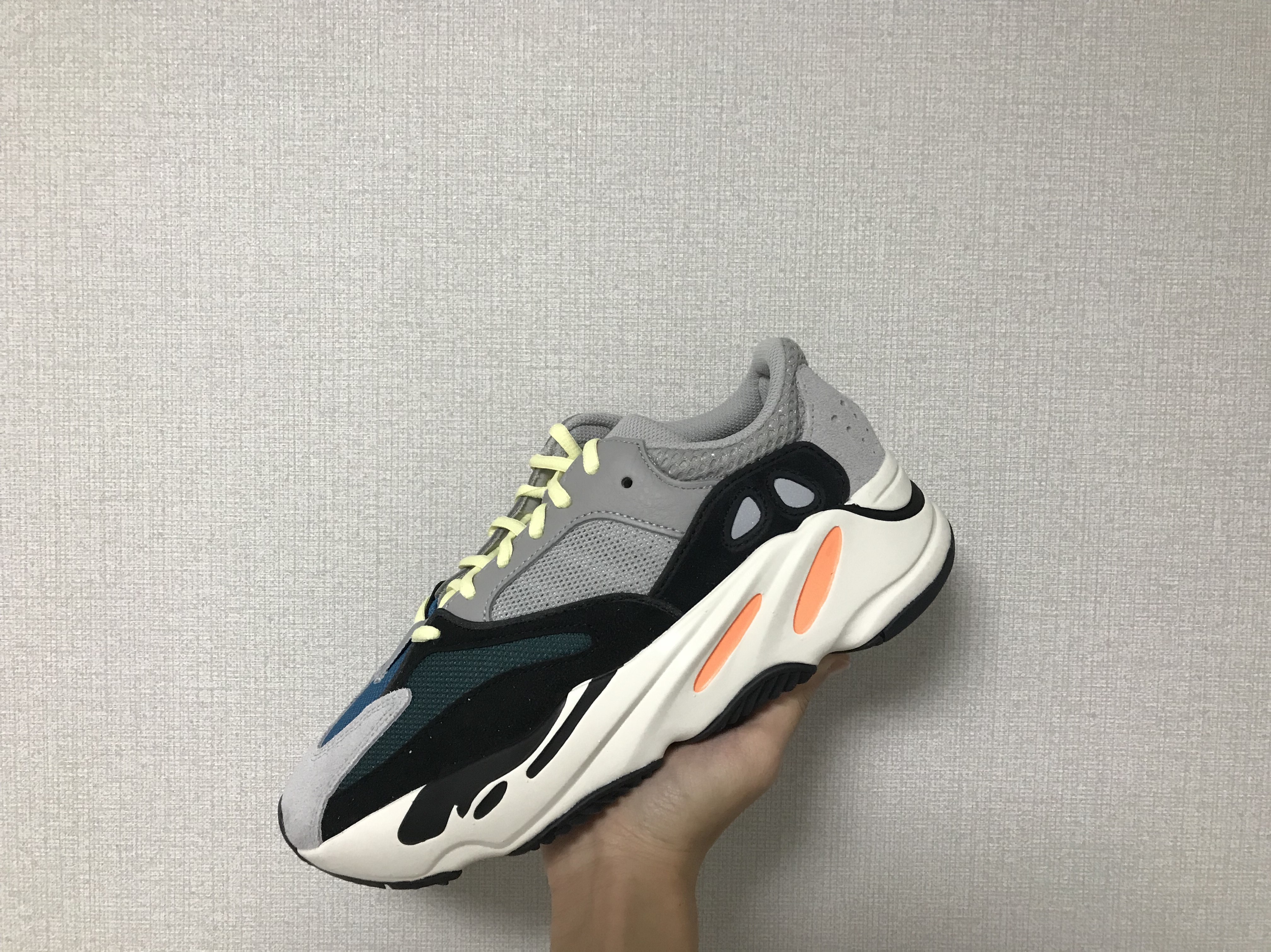 Adidas Yeezy Boost 700 Wave Runner Solid Grey 2021/2022 착용 스타일