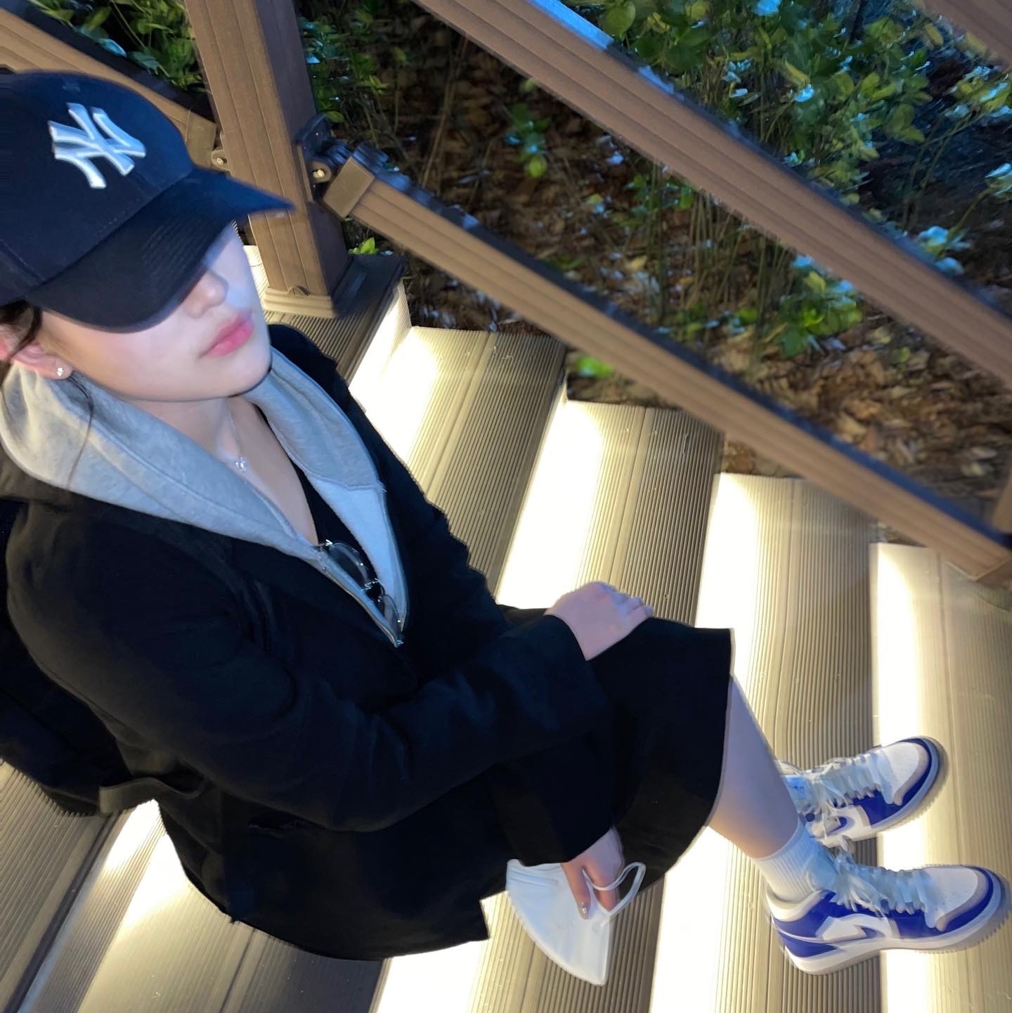 (W) Jordan 1 Mid White Hyper Royal 착용 스타일 - 2