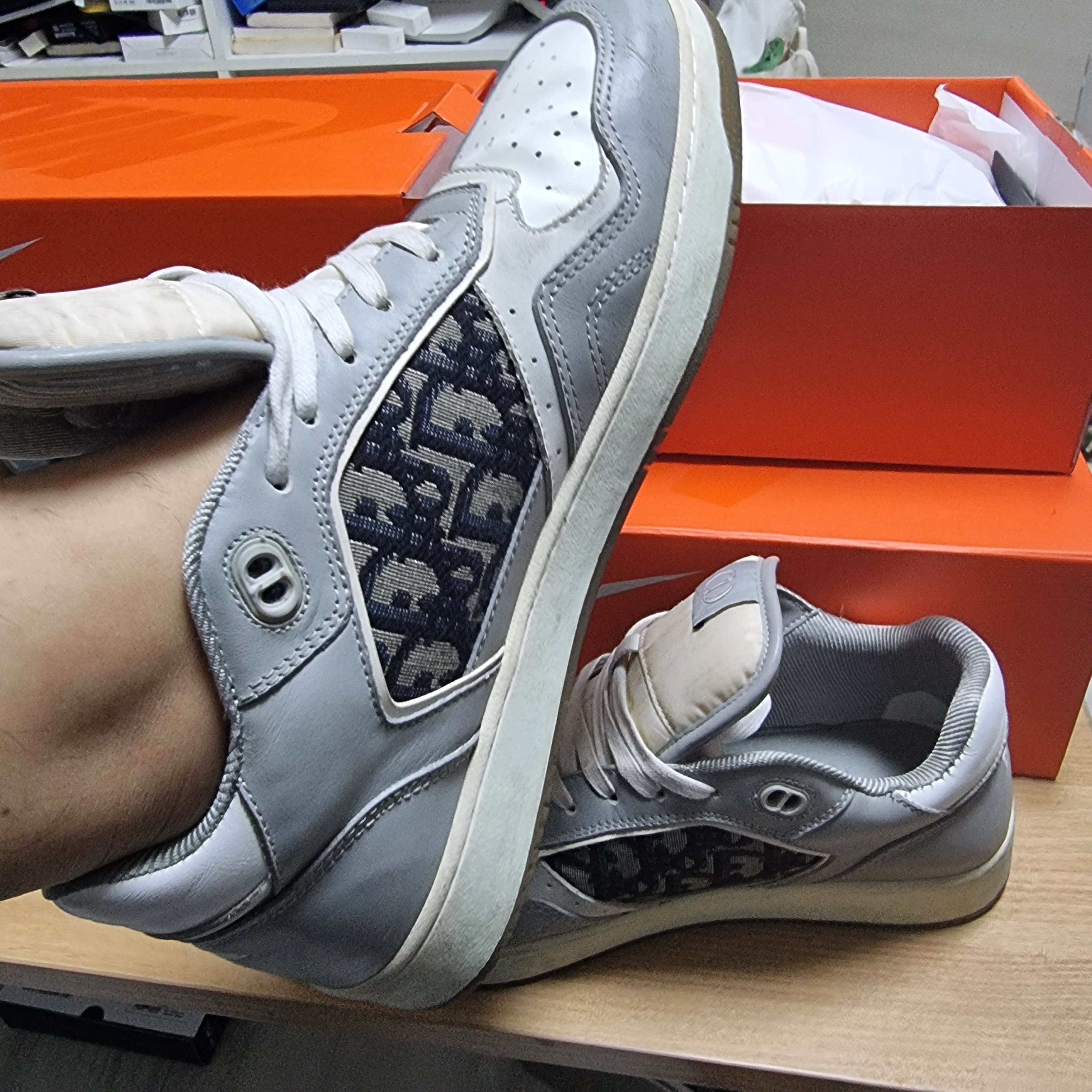 Dior B27 Low-Top Sneakers Gray 착용 스타일 - 2