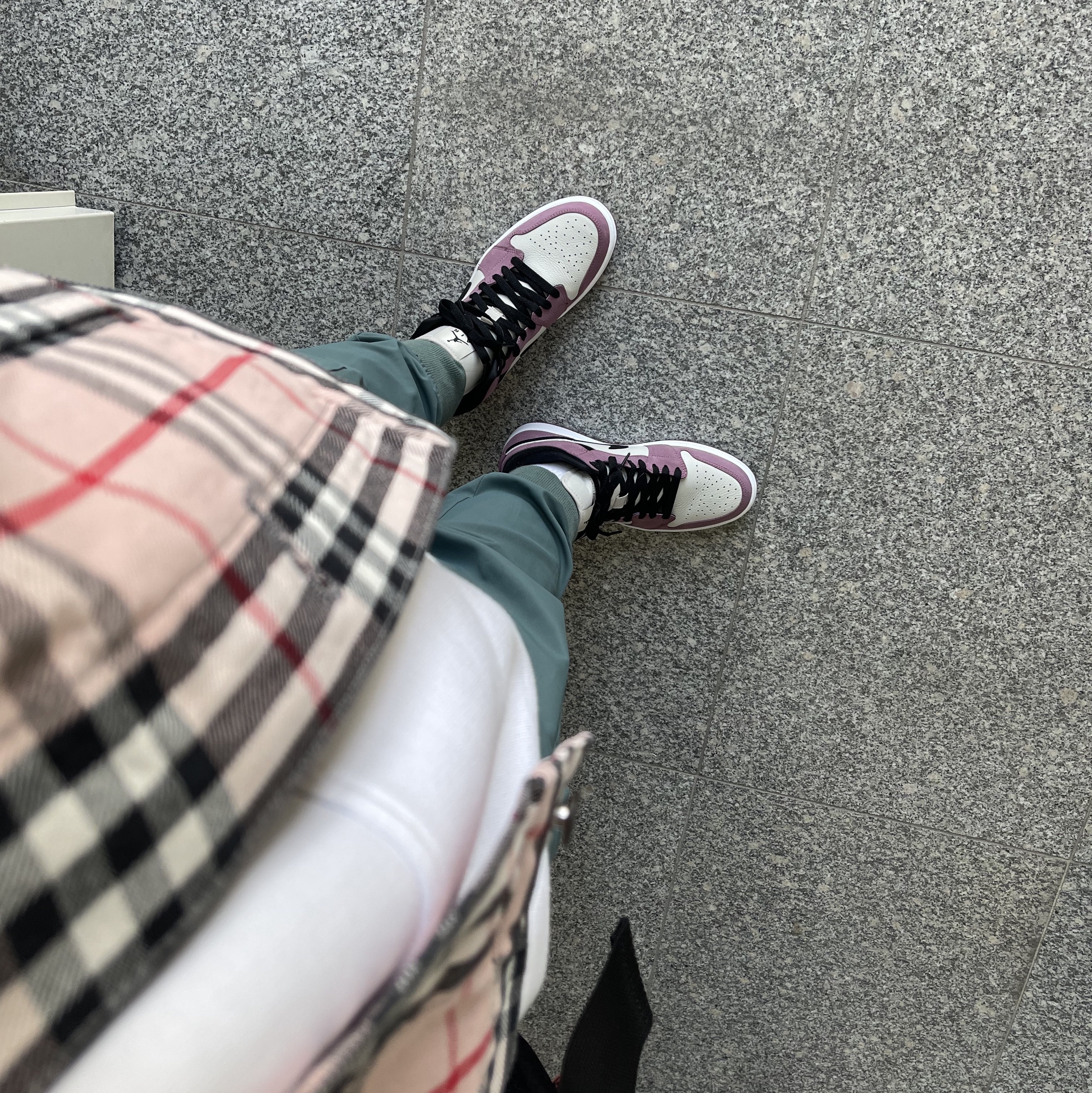 (W) Jordan 1 Mid SE Light Mulberry, Supreme x Burberry Denim Trucker Jacket Pink - 22SS 착용 스타일 - 1