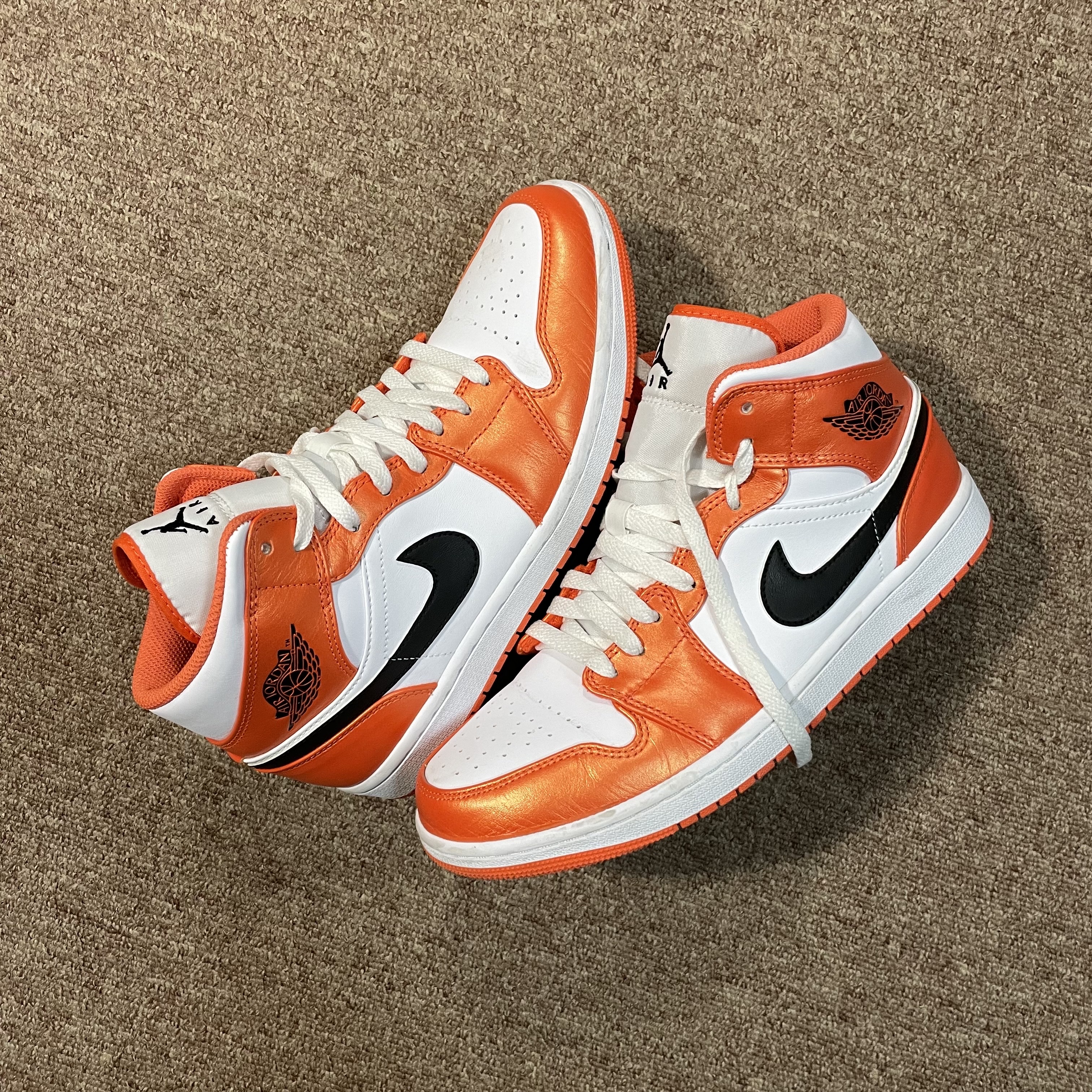 Jordan 1 Mid SE Electro Orange 착용 스타일