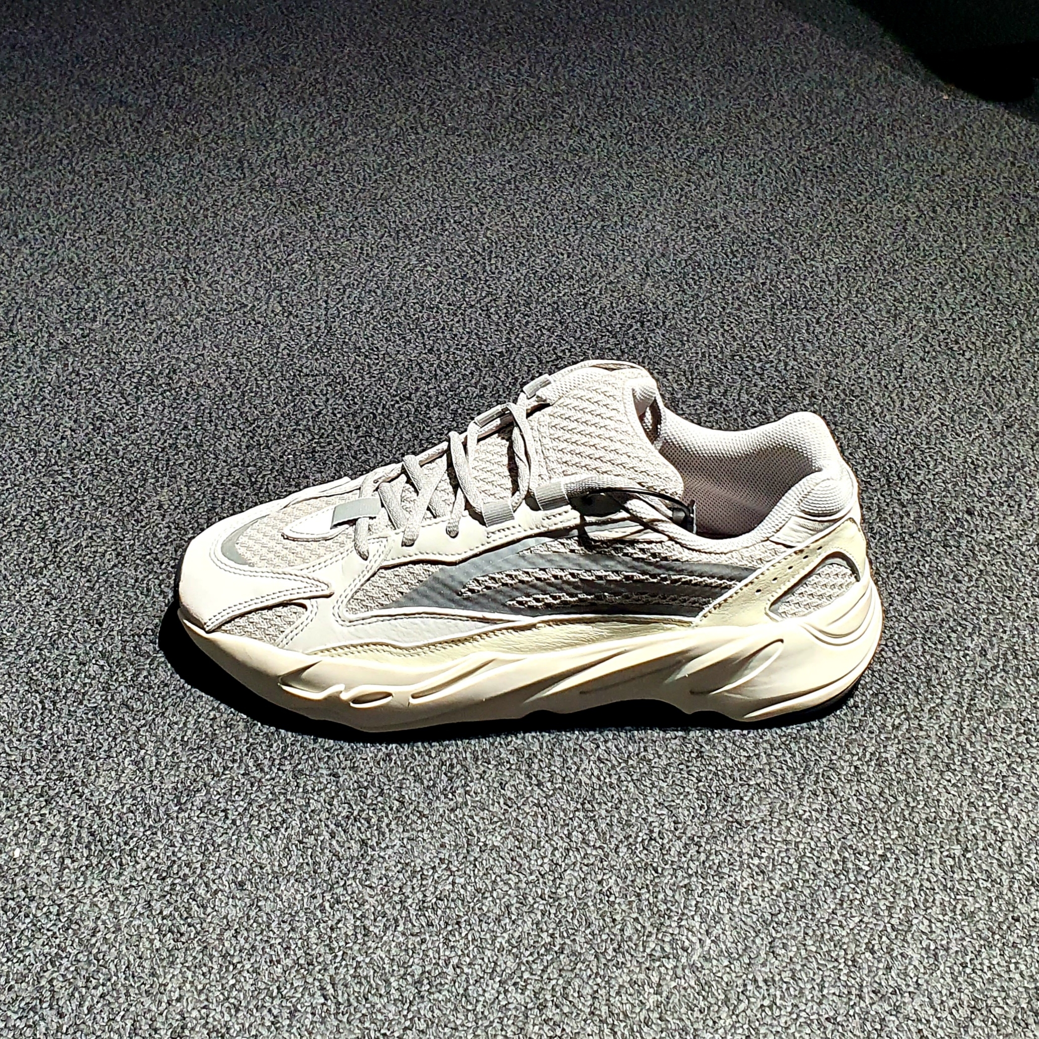 Adidas Yeezy Boost 700 V2 Static 2022 착용 스타일