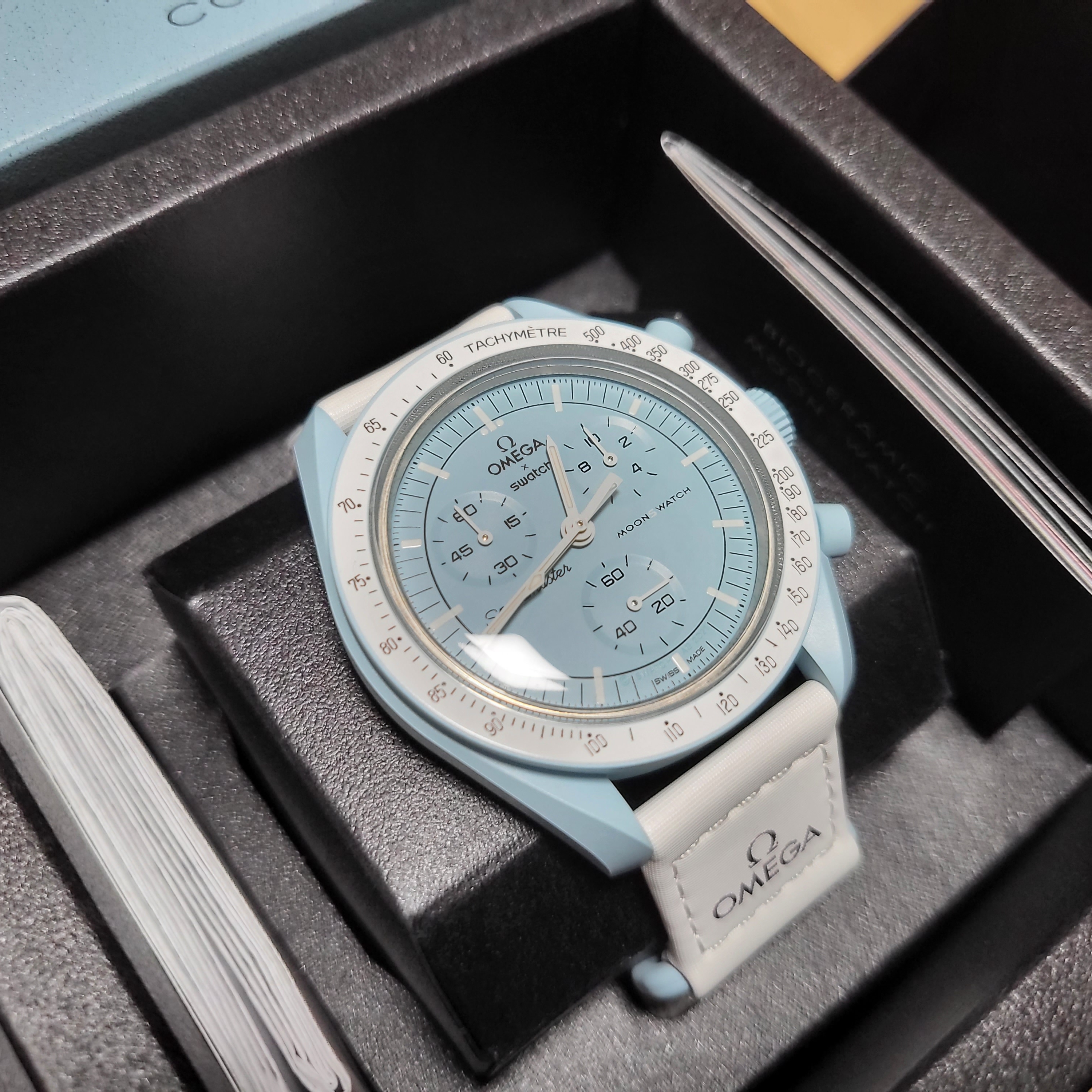 Swatch x Omega Bioceramic MoonSwatch Mission To Uranus 착용 스타일