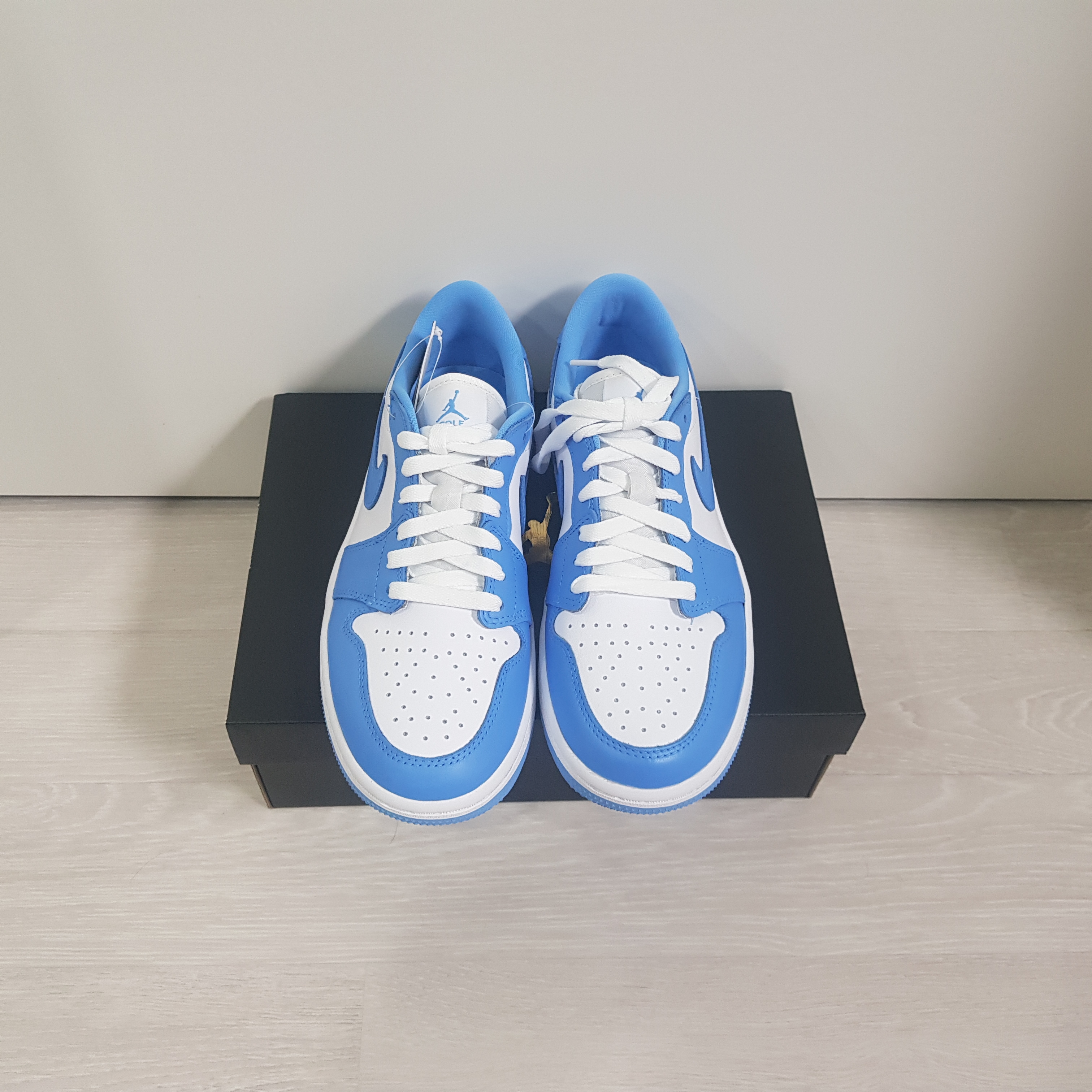 Jordan 1 Low Golf White and University Blue 착용 스타일 - 1