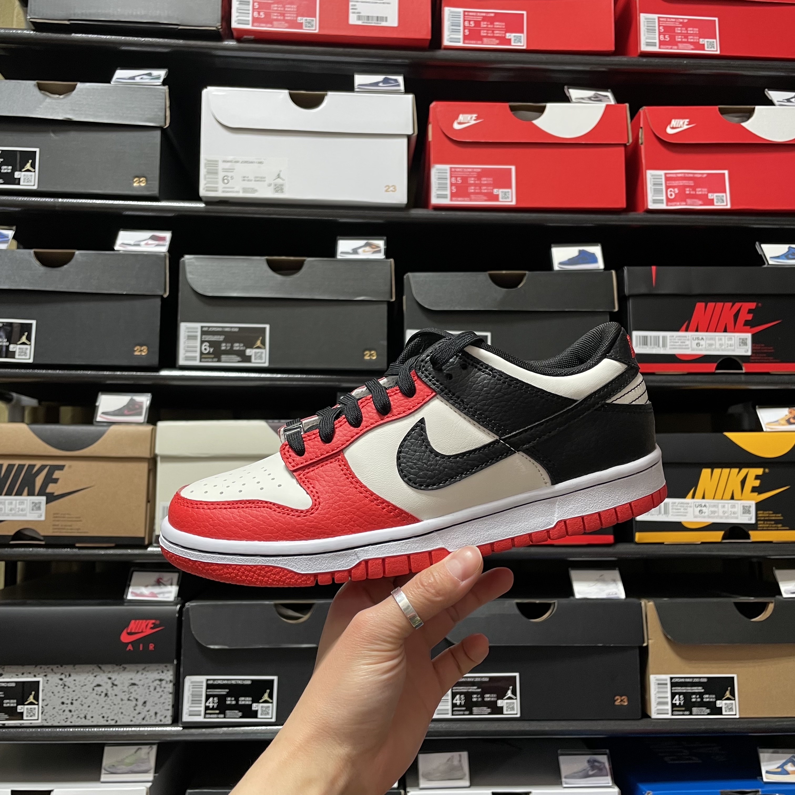 (GS) Nike x NBA Dunk Low Black and Chile Red, Nike x NBA Dunk Low Retro EMB Black and Chile Red 착용 스타일 - 1