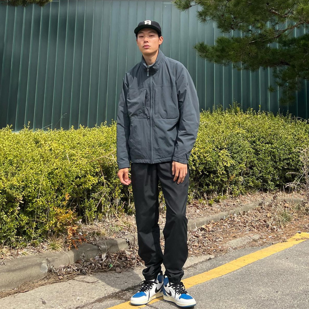 Jordan 1 x Travis Scott x Fragment Retro High OG SP Military Blue, Nike x Cactus Plant Flea Market L/S Jersey Grey - US/EU 착용 스타일 - 2