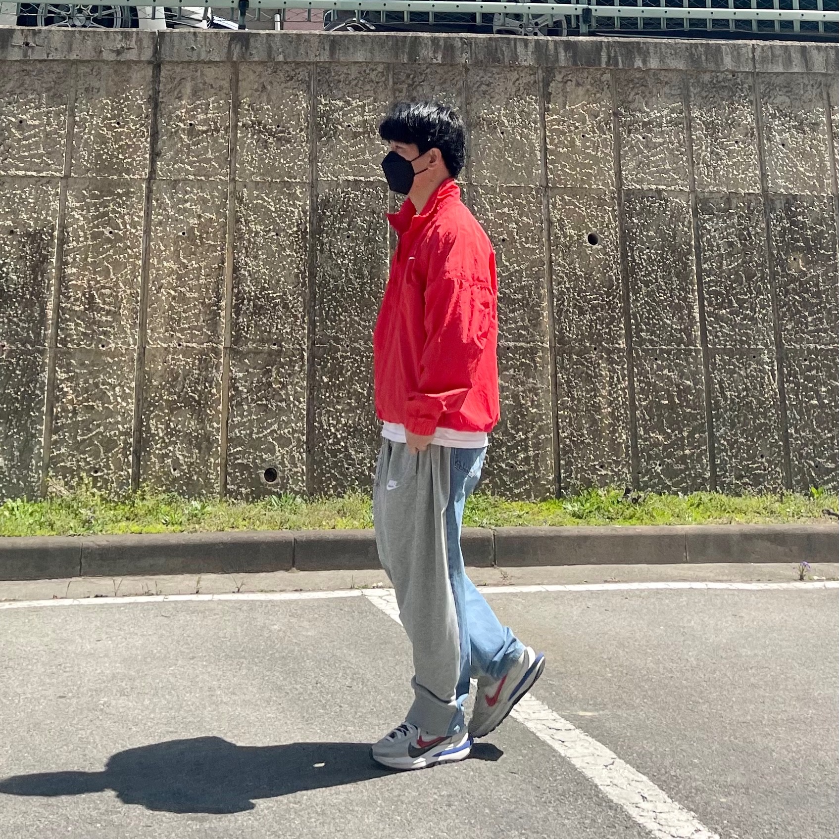 Nike x Stussy Windrunner Jacket Habanero Red, Nike x Off-White NRG Short Sleeve T-Shirt White 착용 스타일 - 3