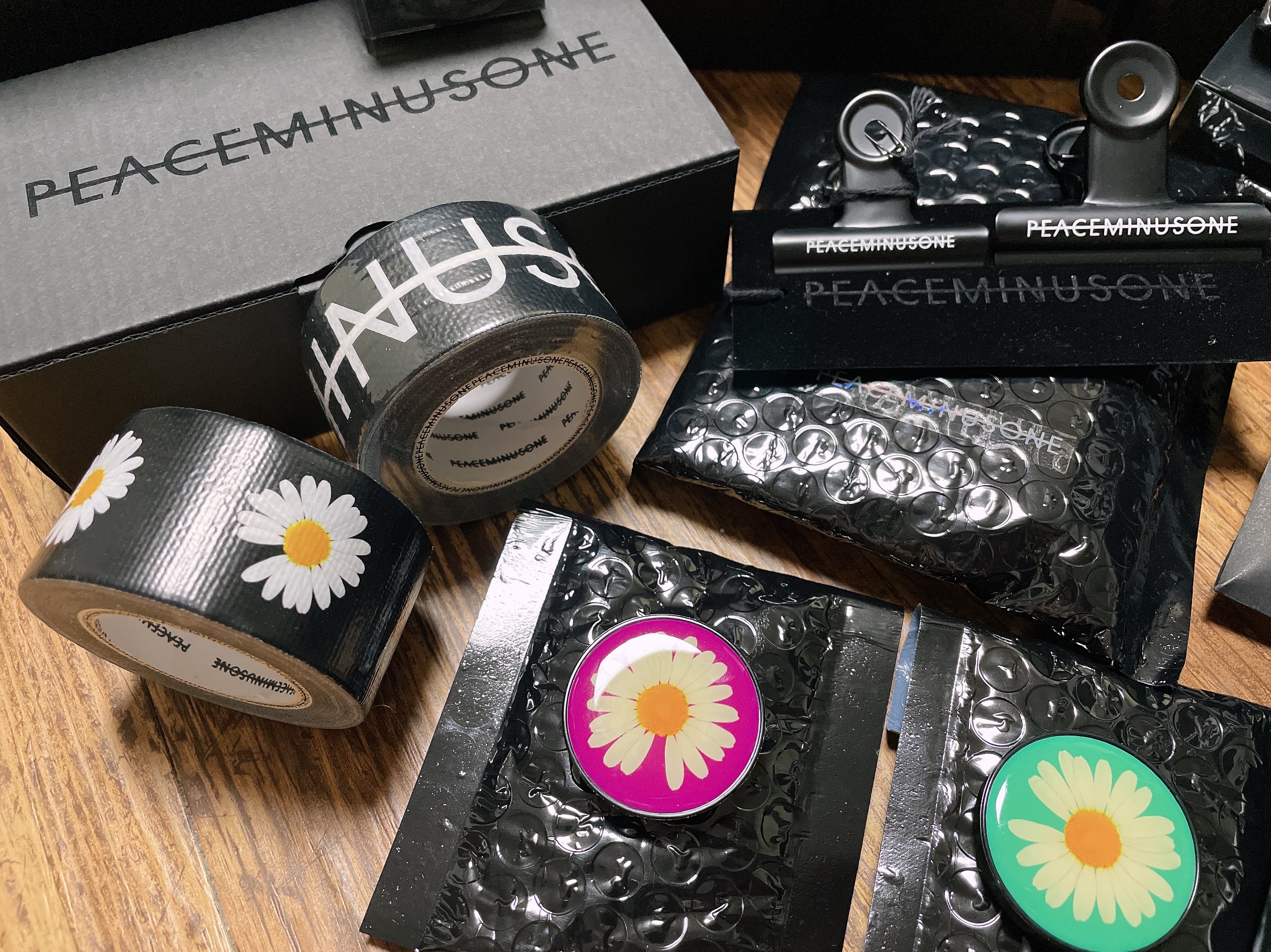 Peaceminusone Duct Tape #1 Black (Set of 2), Peaceminusone Daisy Sticker Tape #1 (Set of 3) 착용 스타일 - 3