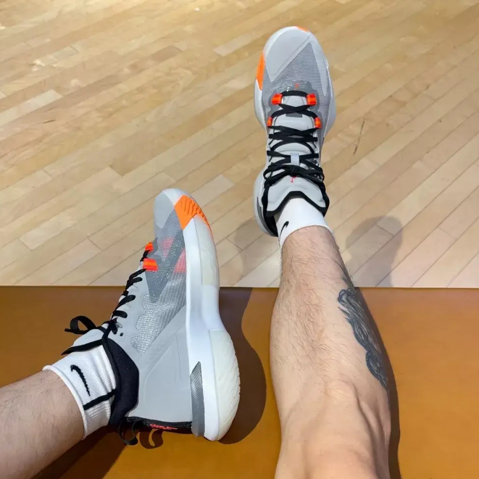 Jordan Zion 1 PF Light Smoke Grey Total Orange 착용 스타일 - 2