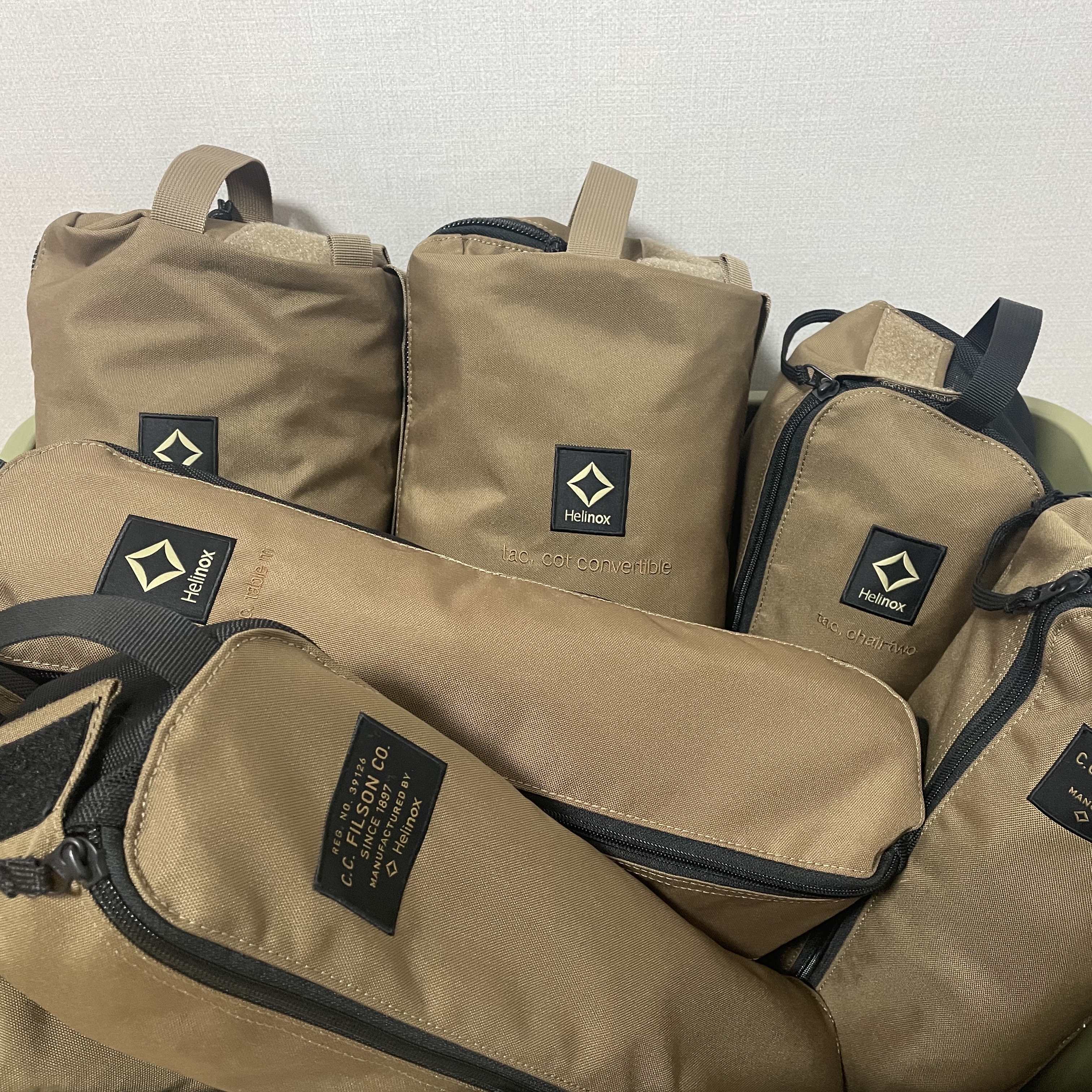 Helinox x Filson Table M Coyote Tan, Helinox x Filson Sunset Chair Coyote Tan 착용 스타일