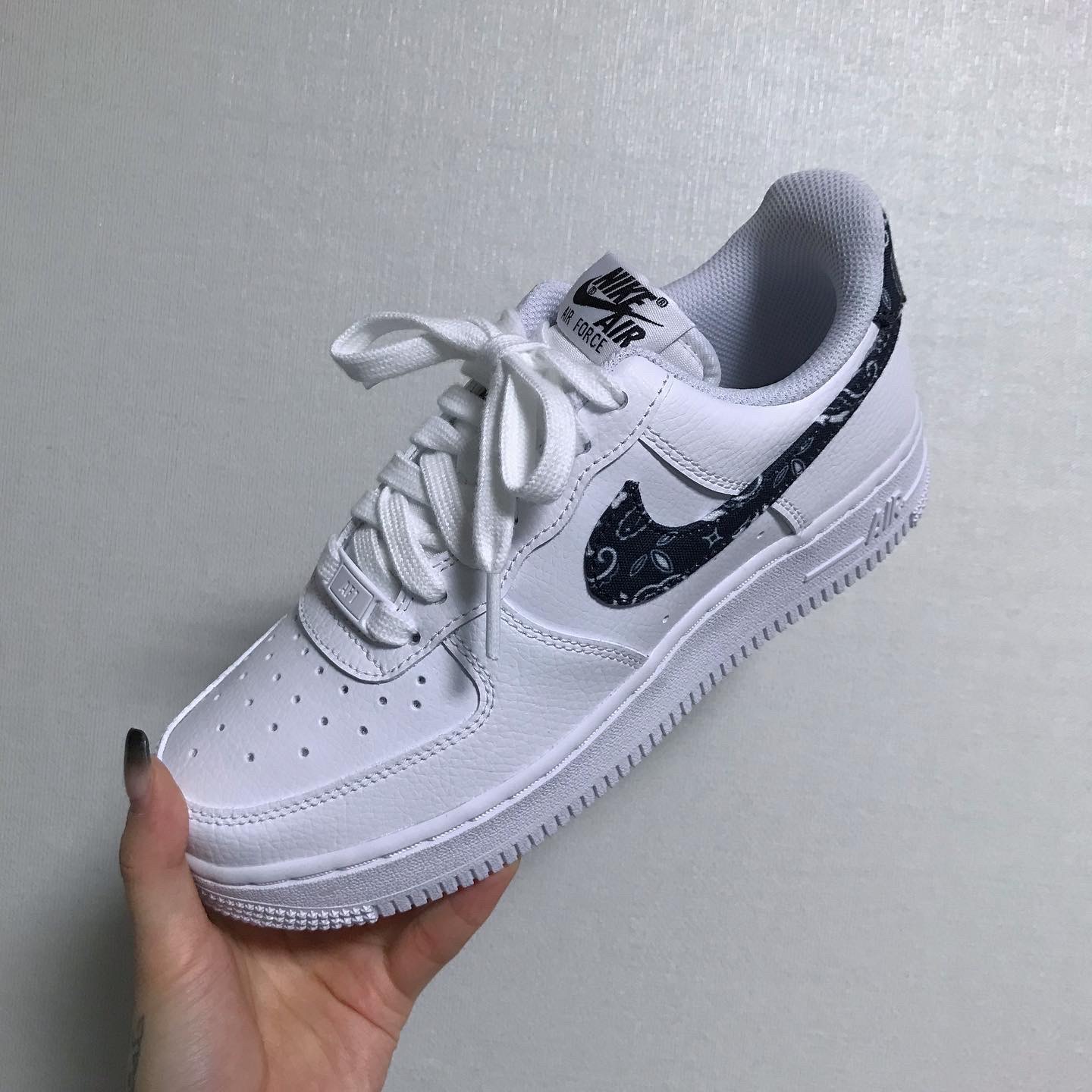 (W) Nike Air Force 1 '07 Essential Paisley Swoosh White Black 착용 스타일 - 3