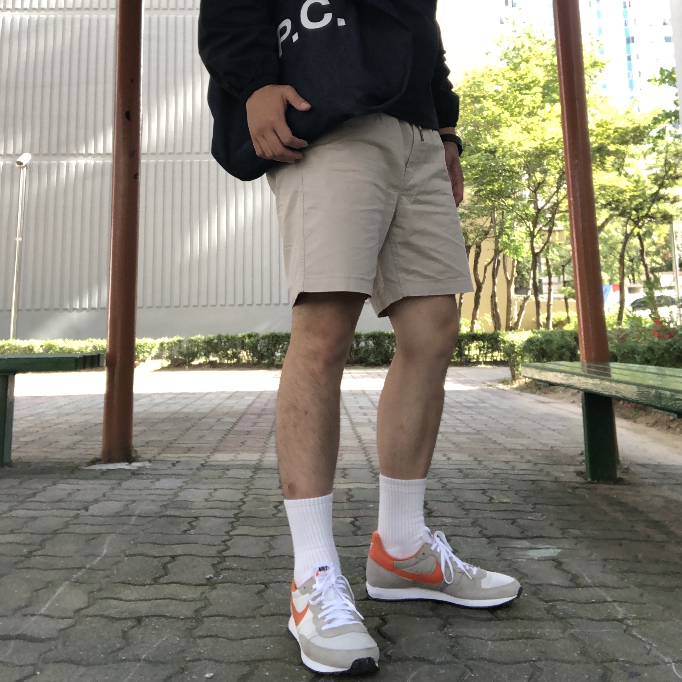 Nike Challenger OG Light Bone Starfish 착용 스타일