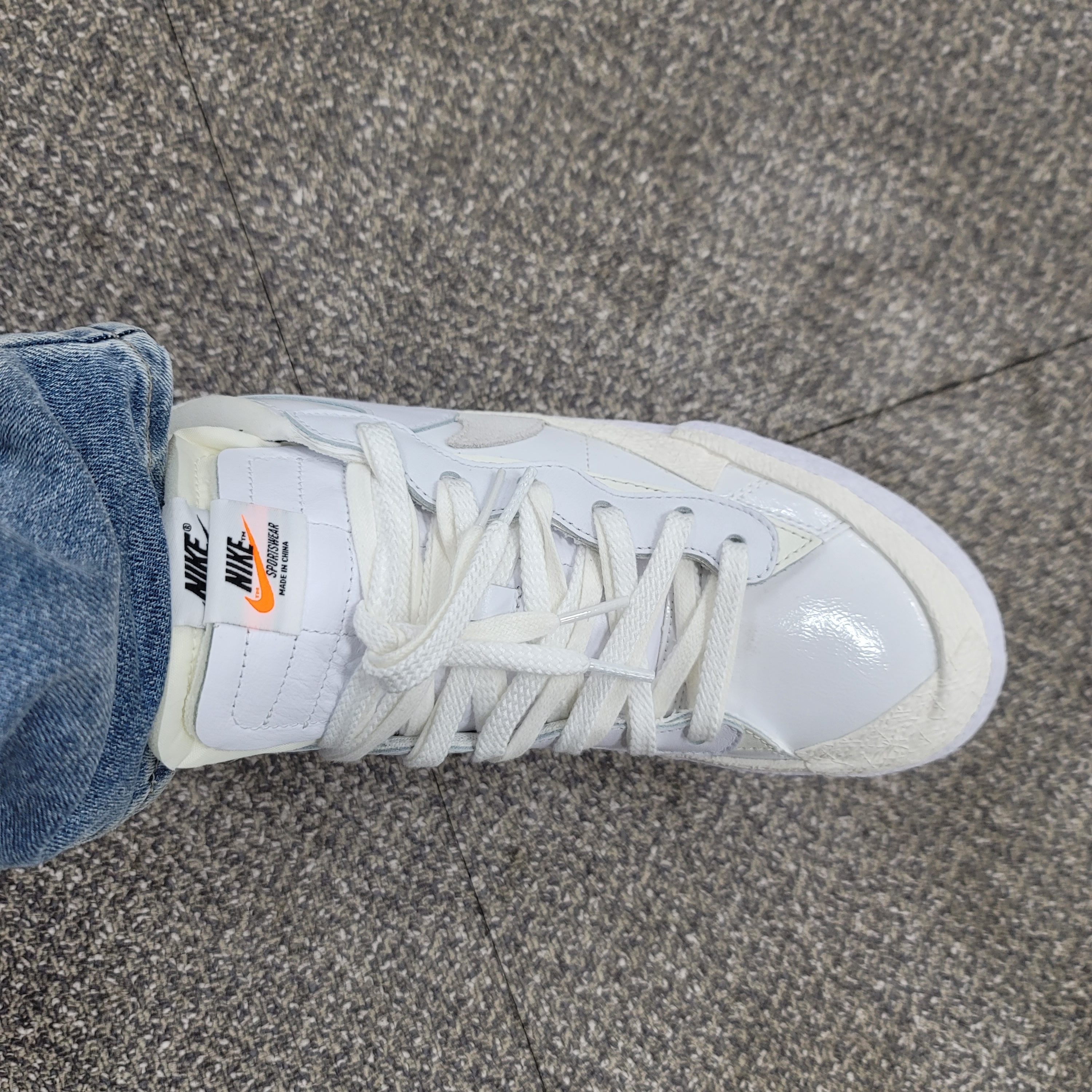 Nike x Sacai Blazer Low White Patent Leather 착용 스타일 - 1