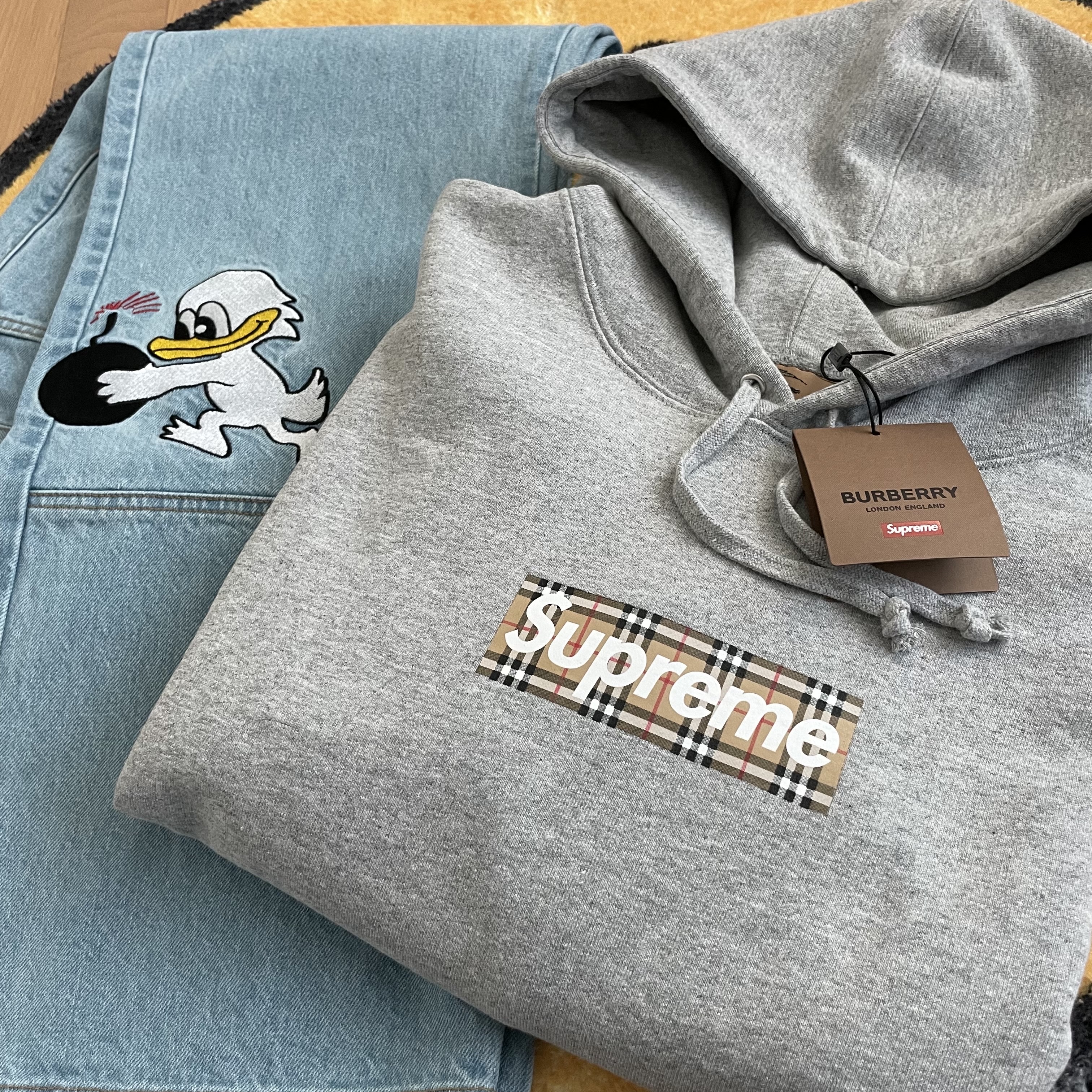 Supreme x Burberry Box Logo Hooded Sweatshirt Heather Grey - 22SS, Palace Duck Bomb Panel Jeans Stone Wash - 22SS 착용 스타일