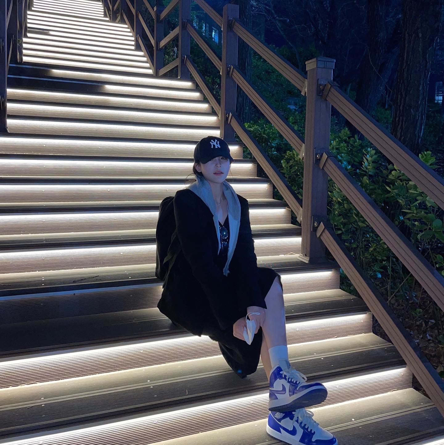 (W) Jordan 1 Mid White Hyper Royal 착용 스타일 - 1