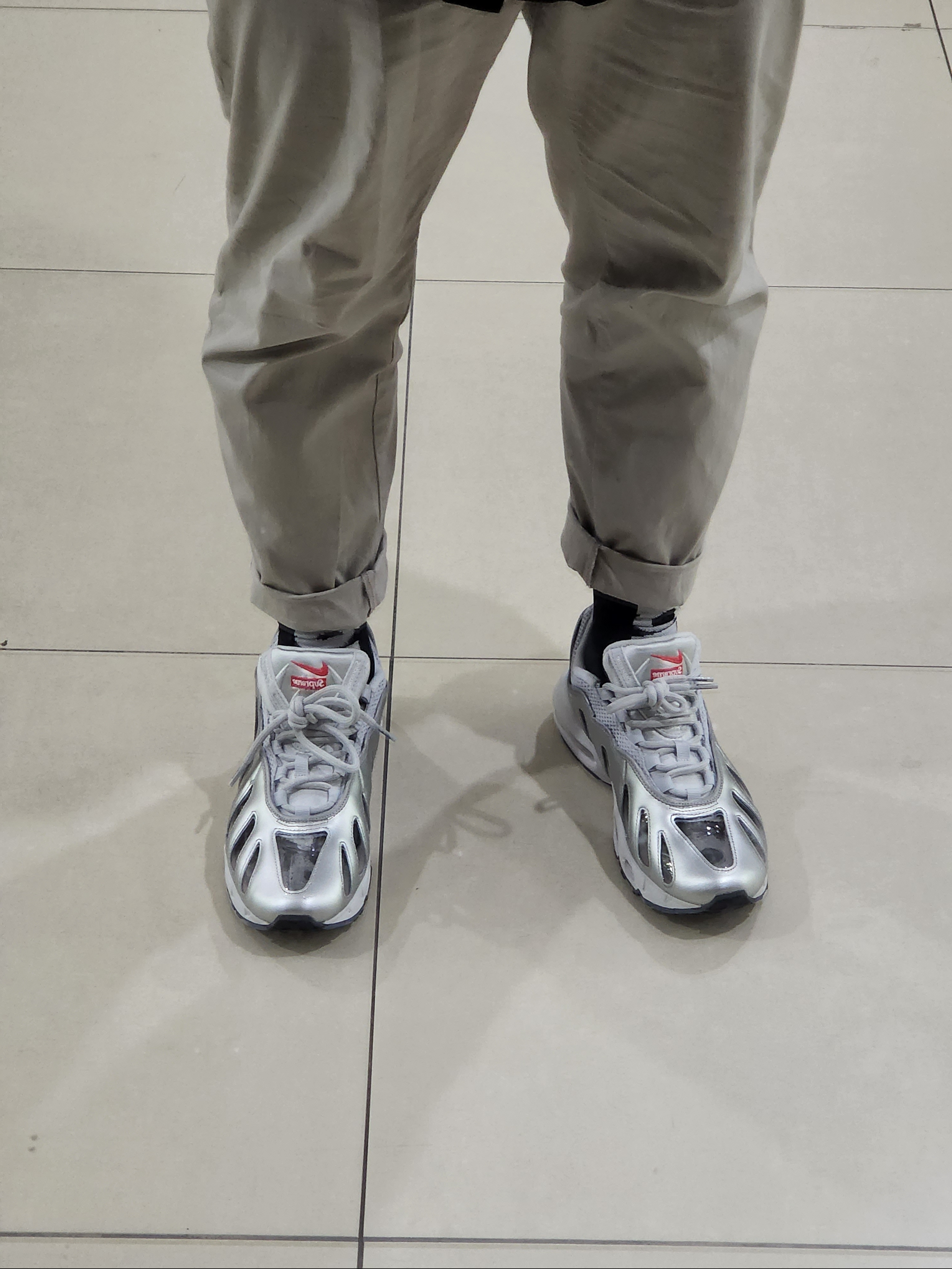 Nike x Supreme Air Max 96 Metallic Silver 착용 스타일 - 2