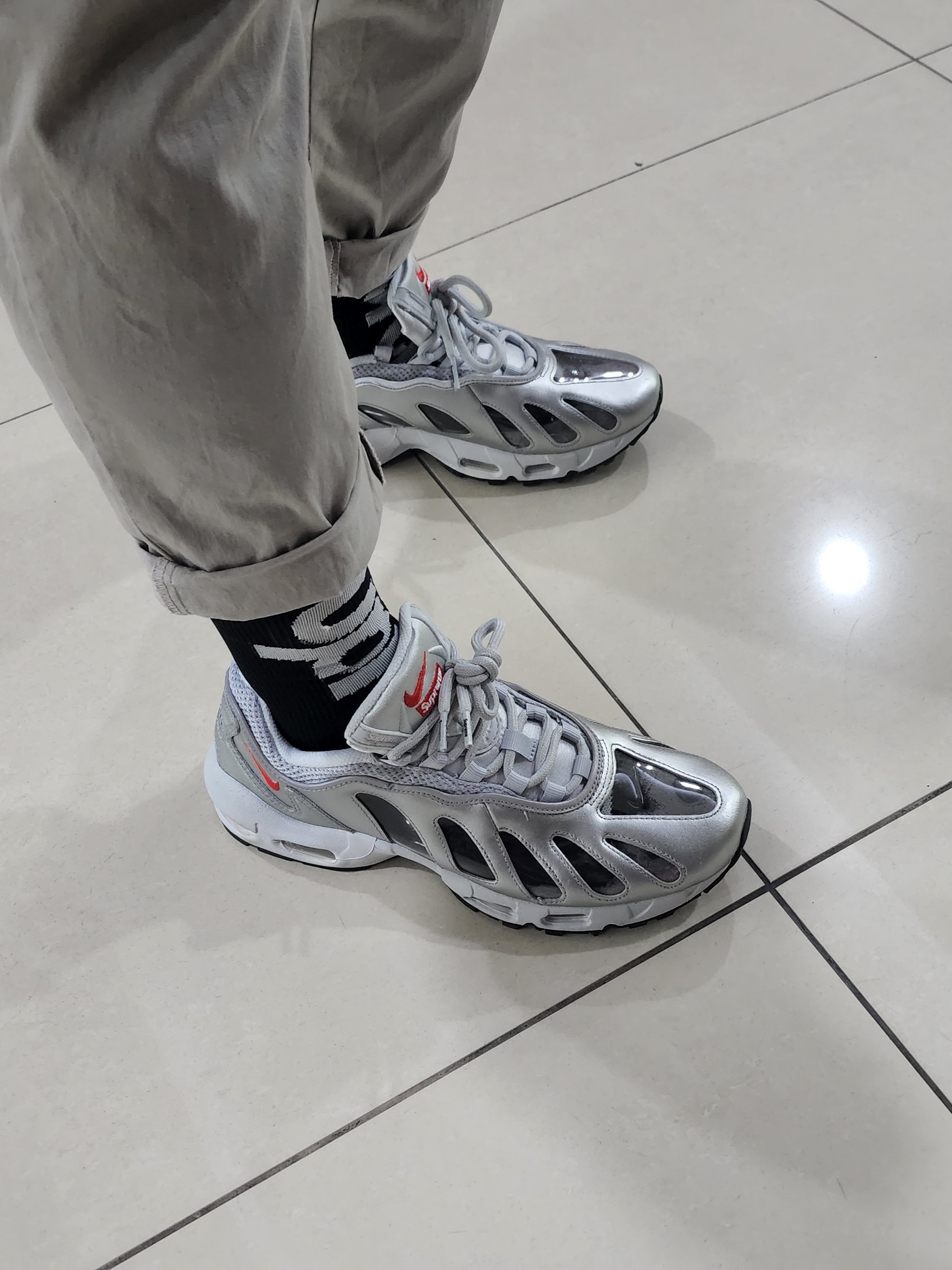Nike x Supreme Air Max 96 Metallic Silver 착용 스타일 - 3