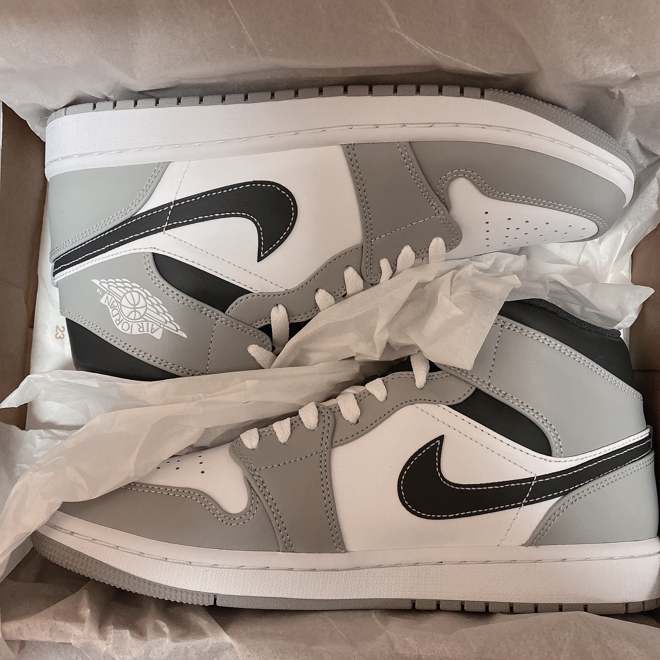 Jordan 1 Mid Light Smoke Grey Anthracite 착용 스타일 - 2