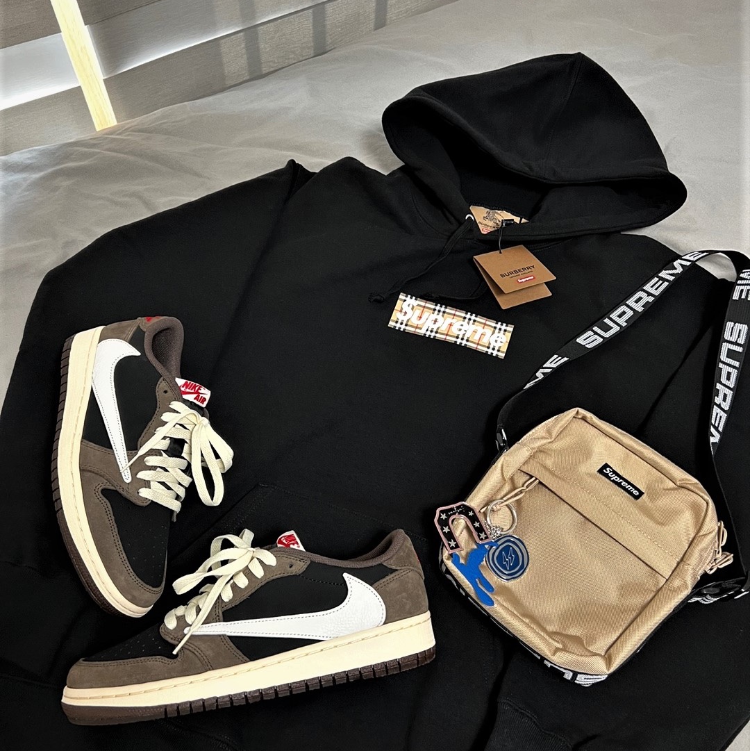 Supreme x Burberry Box Logo Hooded Sweatshirt Black - 22SS, Jordan 1 x Travis Scott Retro Low OG SP Mocha 착용 스타일 - 2