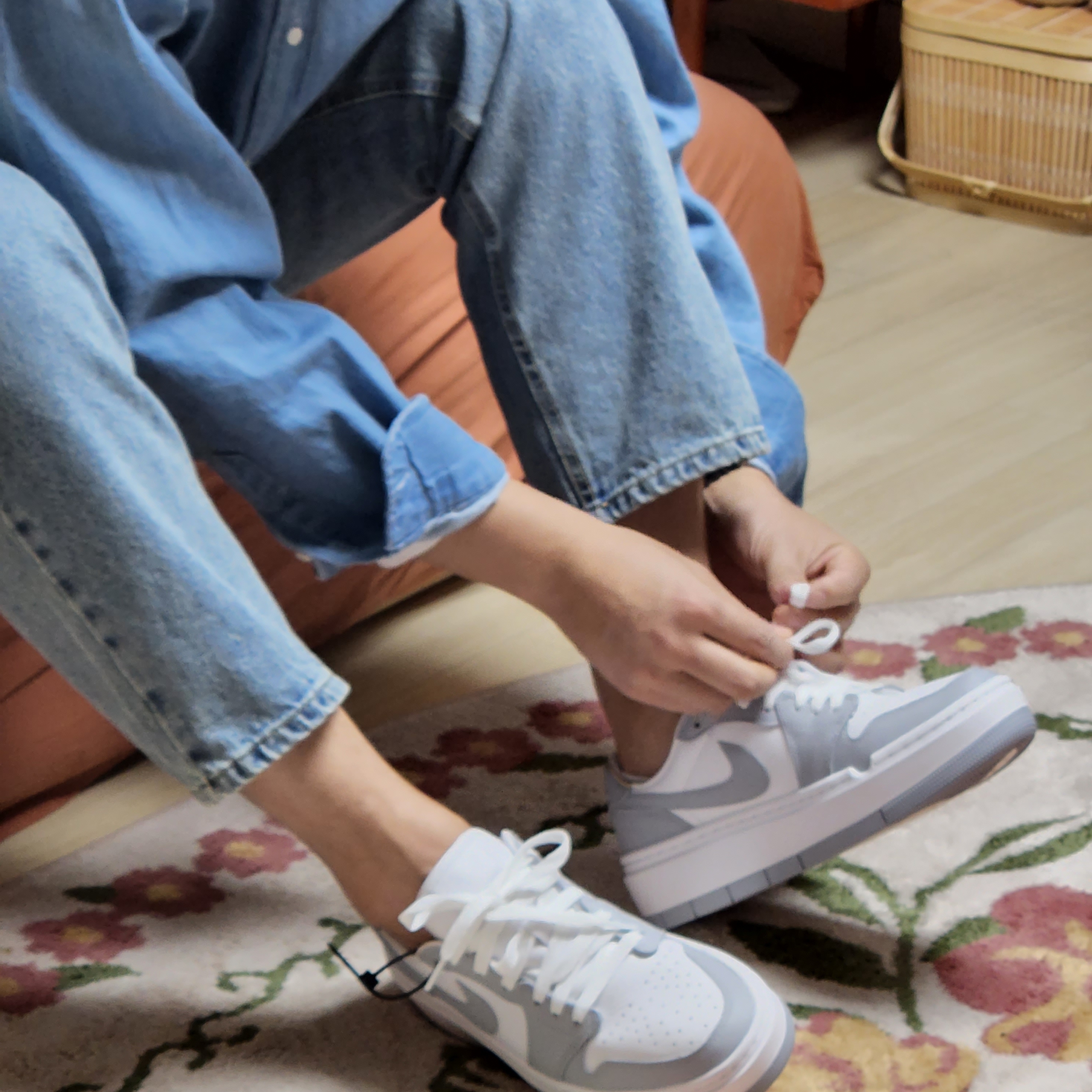 (W) Jordan 1 Elevate Low White and Wolf Grey, IAB Studio Hoodie Black White 착용 스타일 - 2