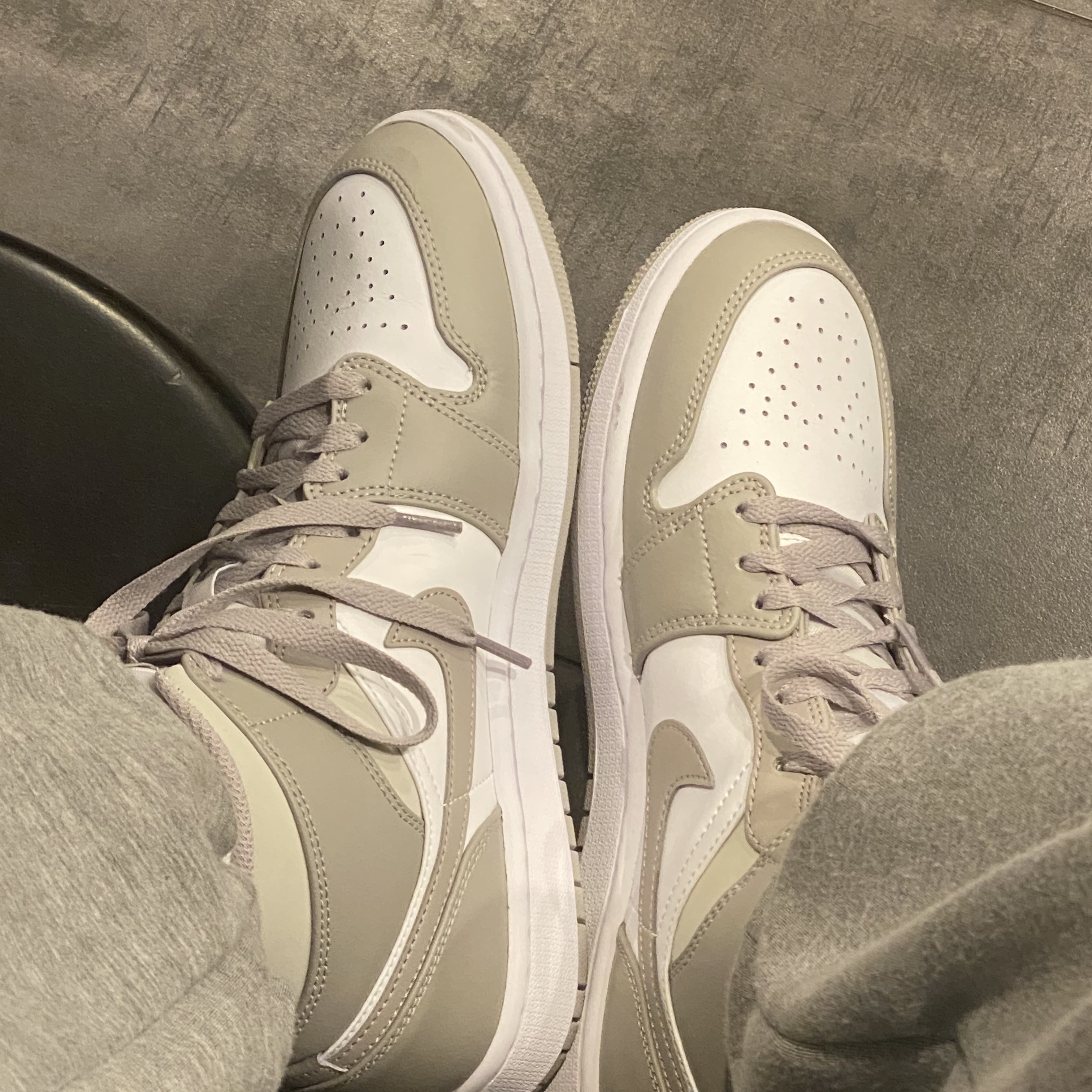 Jordan 1 Mid College Grey 착용 스타일