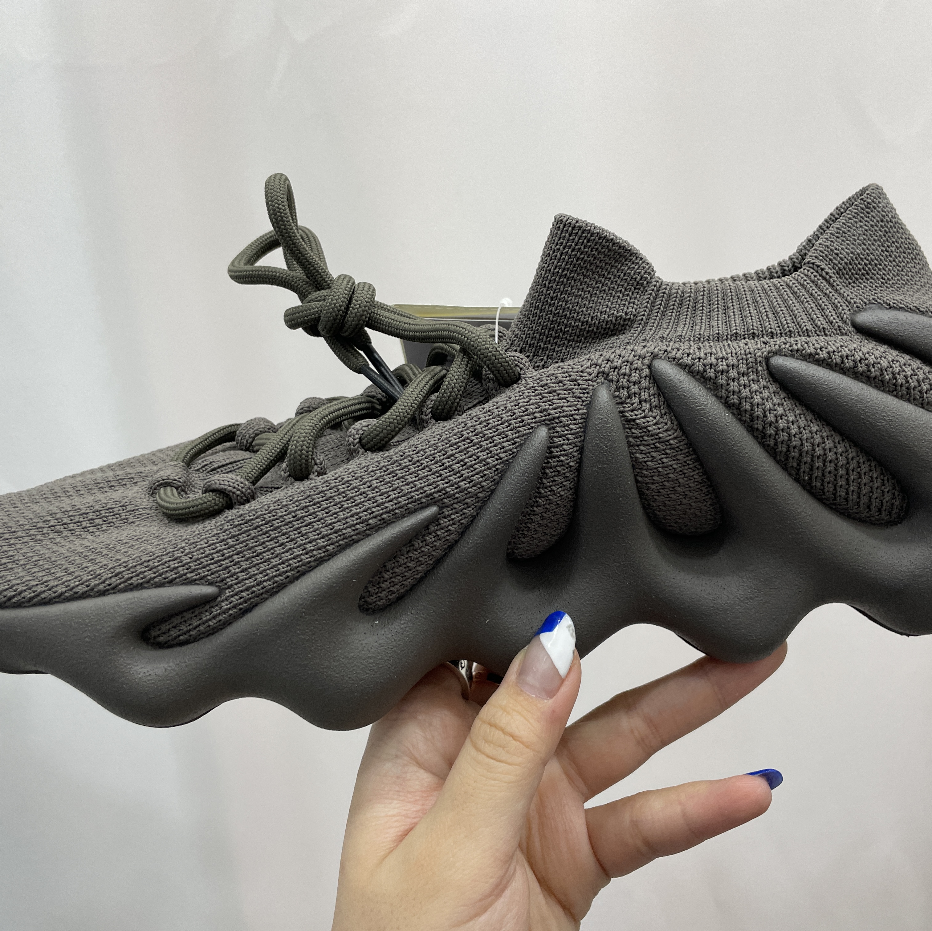Adidas Yeezy 450 Cinder 착용 스타일 - 1