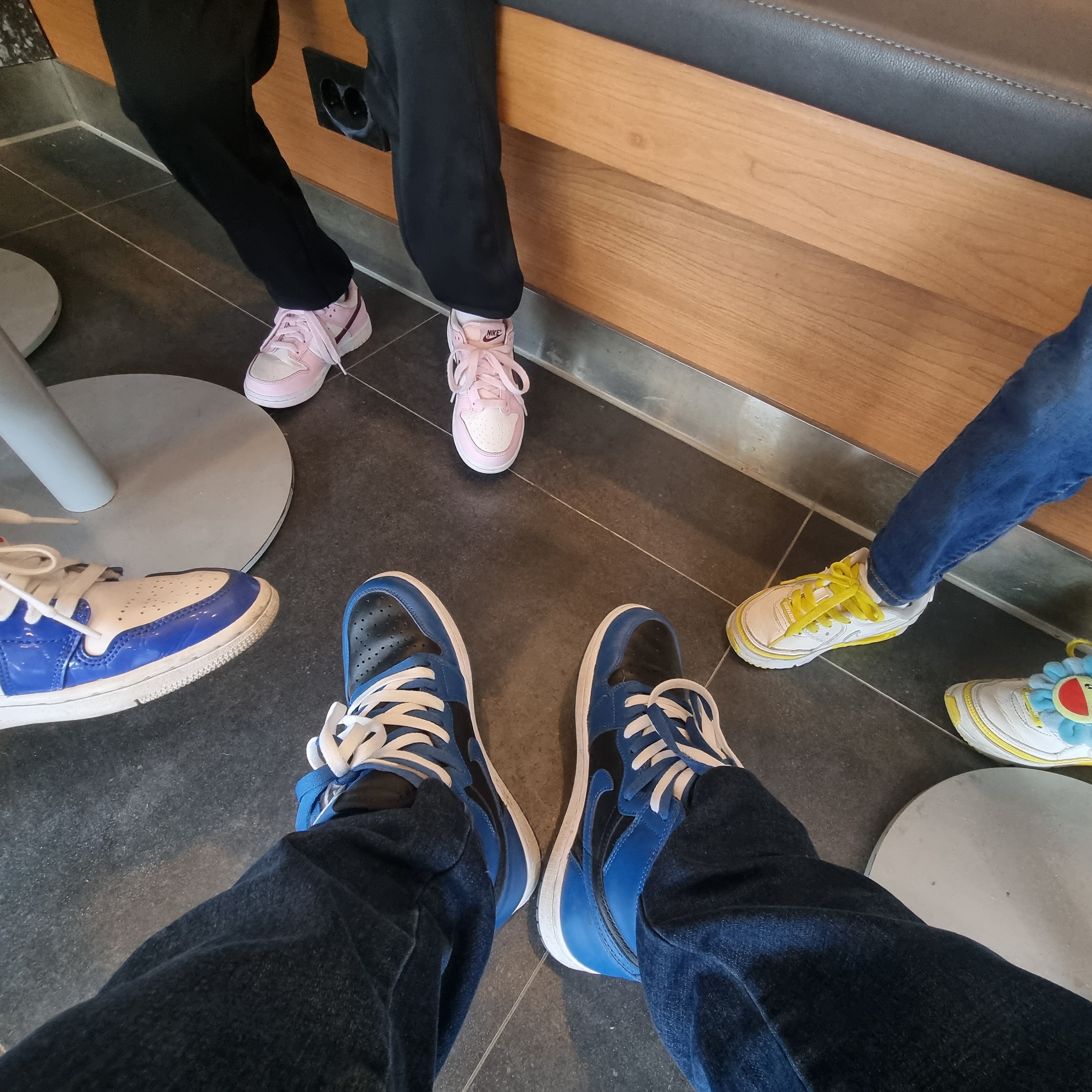 Jordan 1 Retro High OG Dark Marina Blue, (W) Jordan 1 Low SE Multi-Color Patent 착용 스타일
