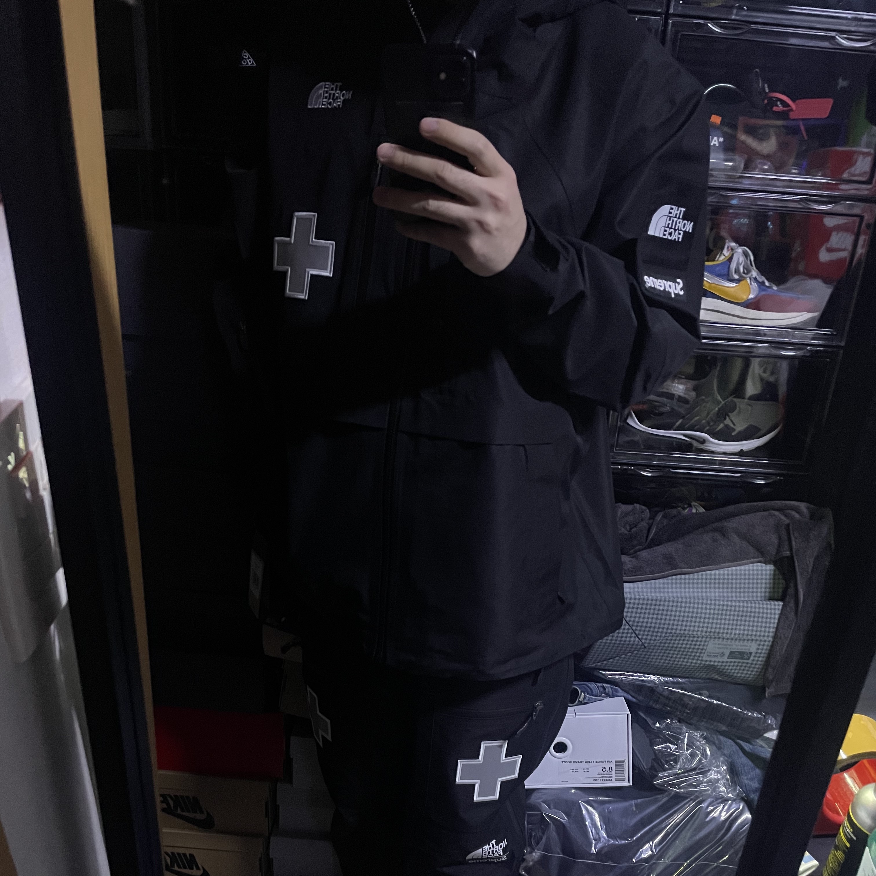 Supreme x The North Face Summit Series Rescue Mountain Pro Jacket Black - 22SS, Supreme x The North Face Summit Series Rescue Mountain Pants Black - 22SS 착용 스타일 - 1