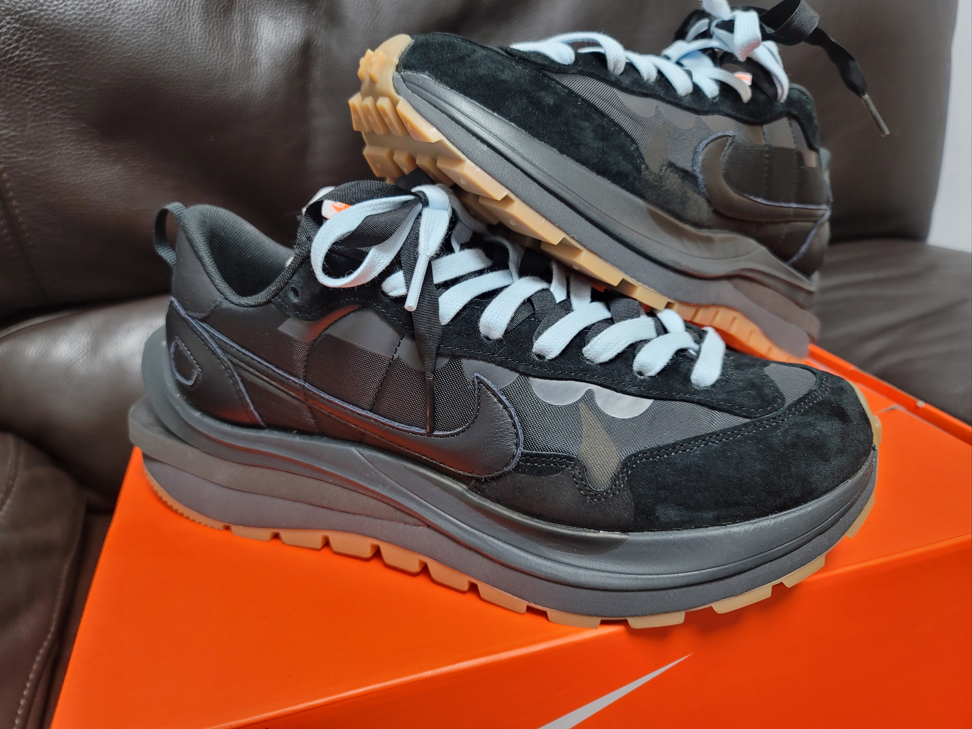 Nike x Sacai VaporWaffle Black and Gum 착용 스타일 - 1