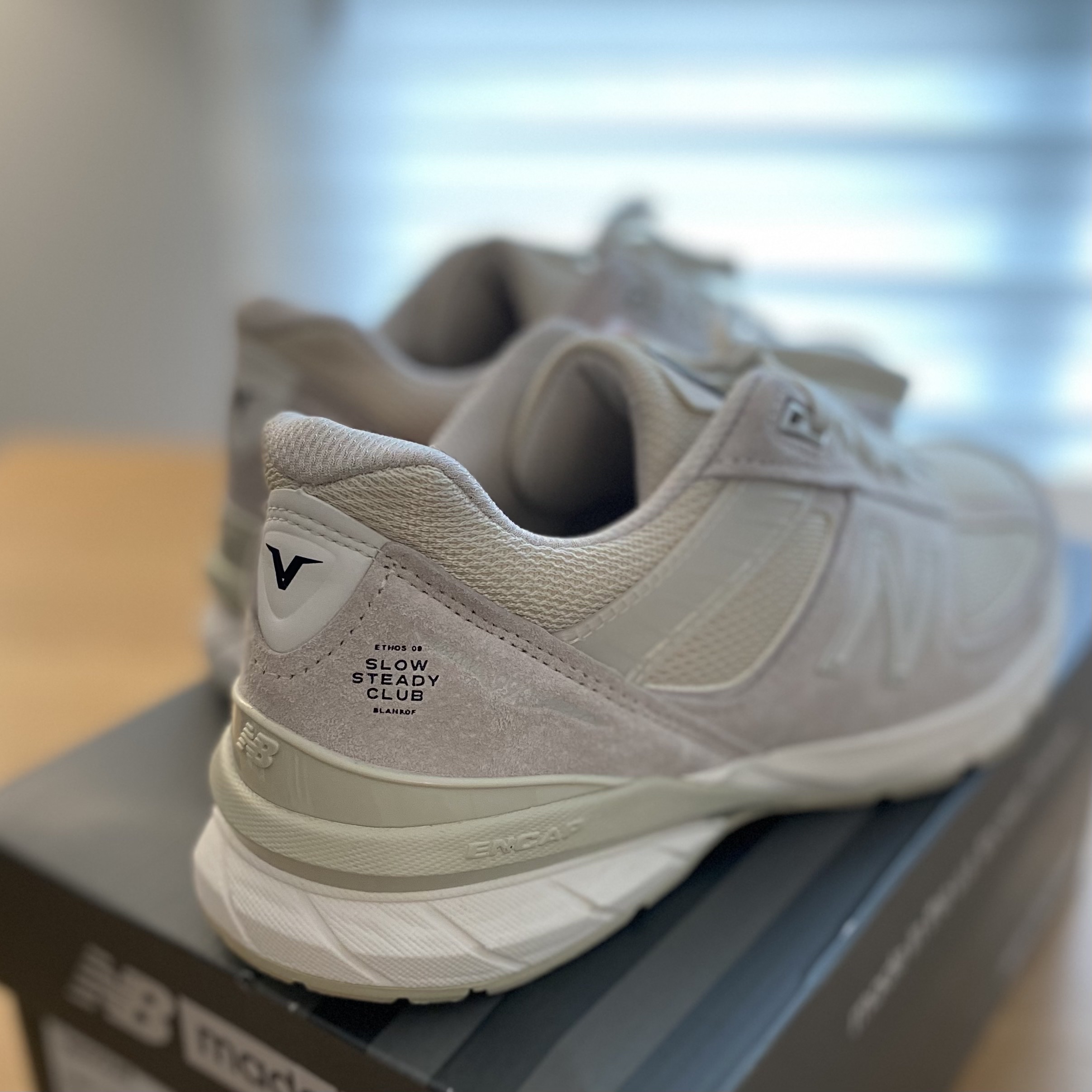 New Balance x Slow Steady Club 990v5 Made in USA Paper 착용 스타일 - 2