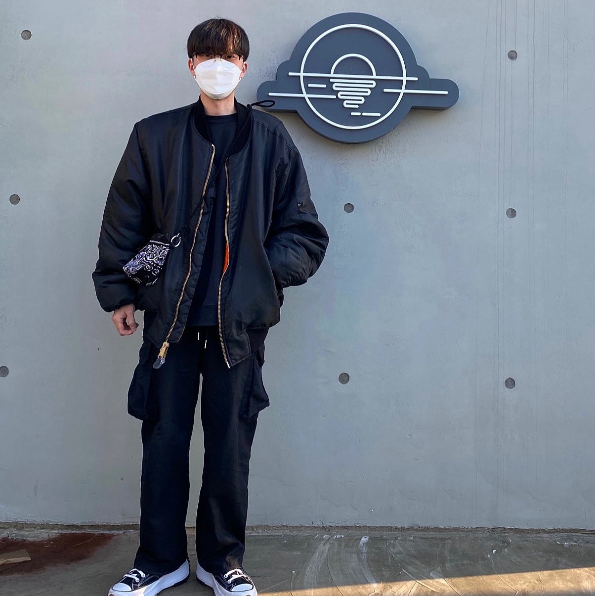 Peaceminusone Bandana Pouch #1 Black, Converse Run Star Hike Hi Black White Gum 착용 스타일 - 1