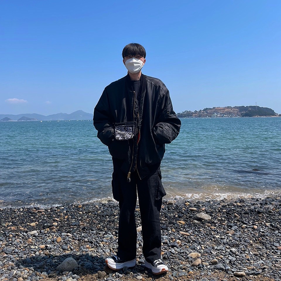 Peaceminusone Bandana Pouch #1 Black, Converse Run Star Hike Hi Black White Gum 착용 스타일 - 2