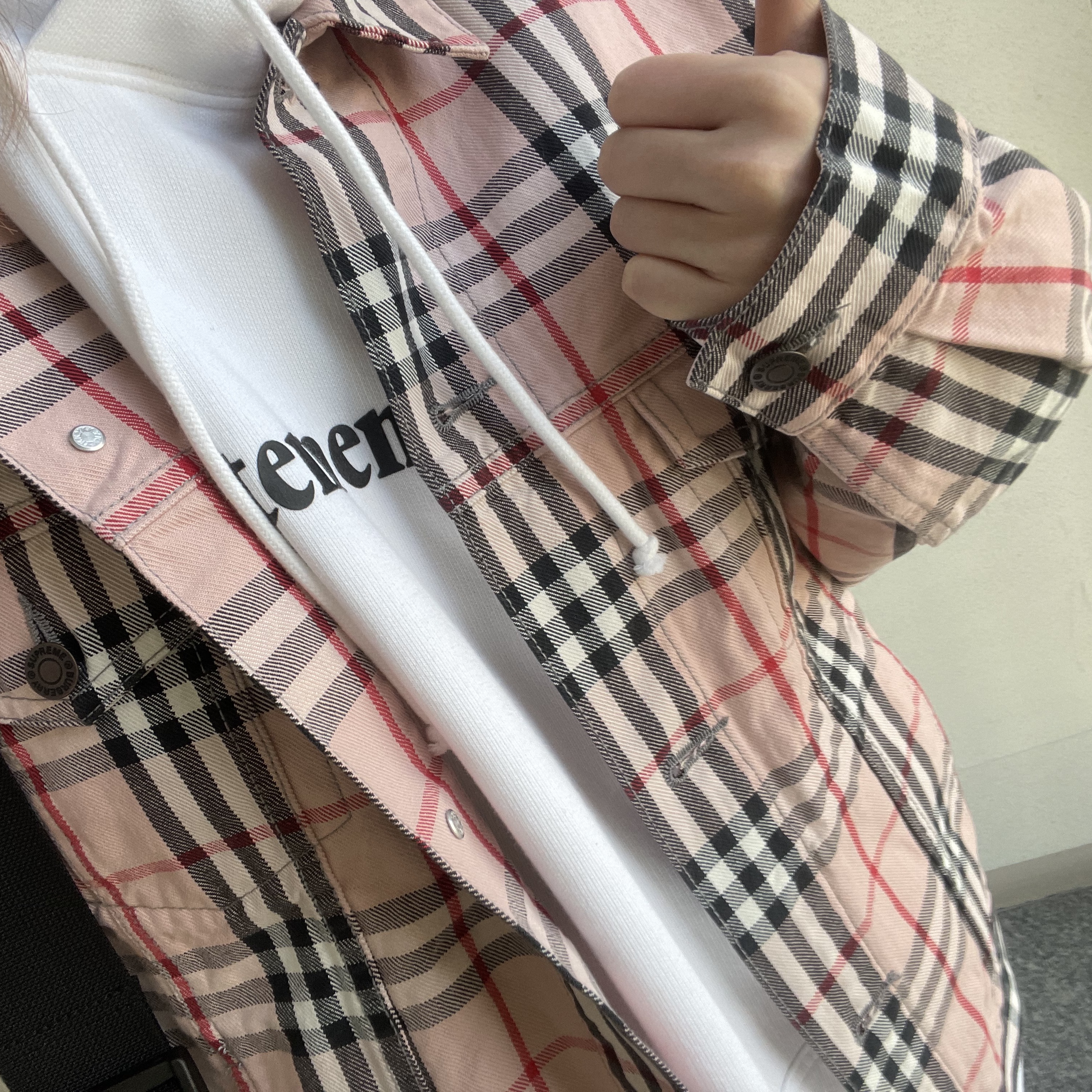 (W) Jordan 1 Mid SE Light Mulberry, Supreme x Burberry Denim Trucker Jacket Pink - 22SS 착용 스타일 - 2