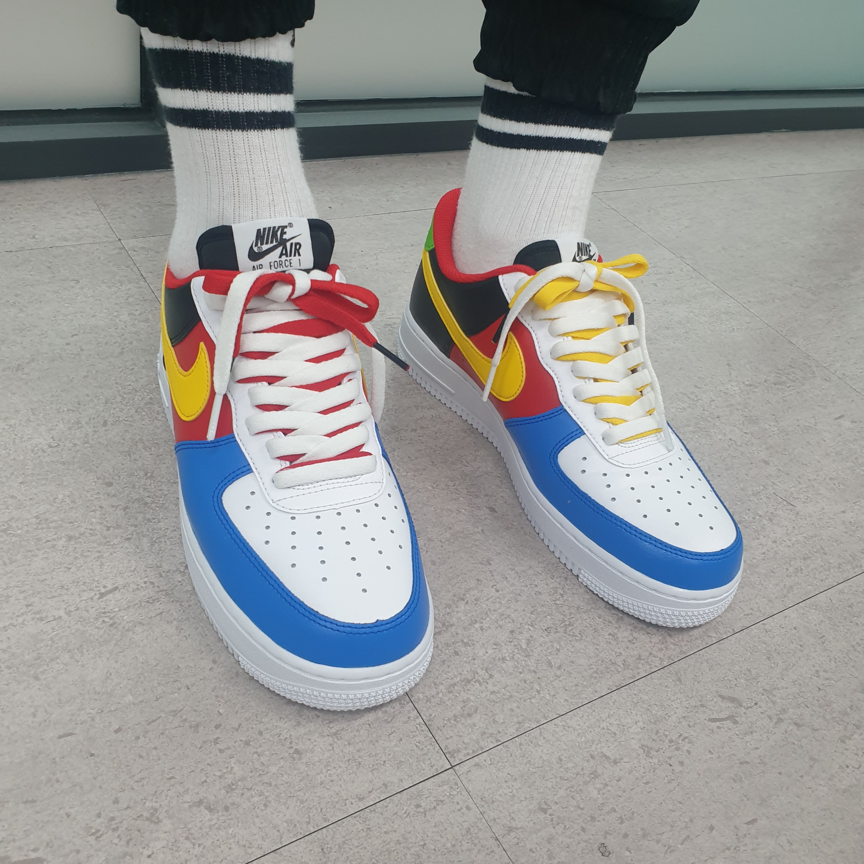 Nike x UNO Air Force 1 '07 QS White Yellow Zest 착용 스타일 - 1