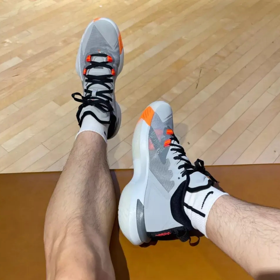Jordan Zion 1 PF Light Smoke Grey Total Orange 착용 스타일 - 1
