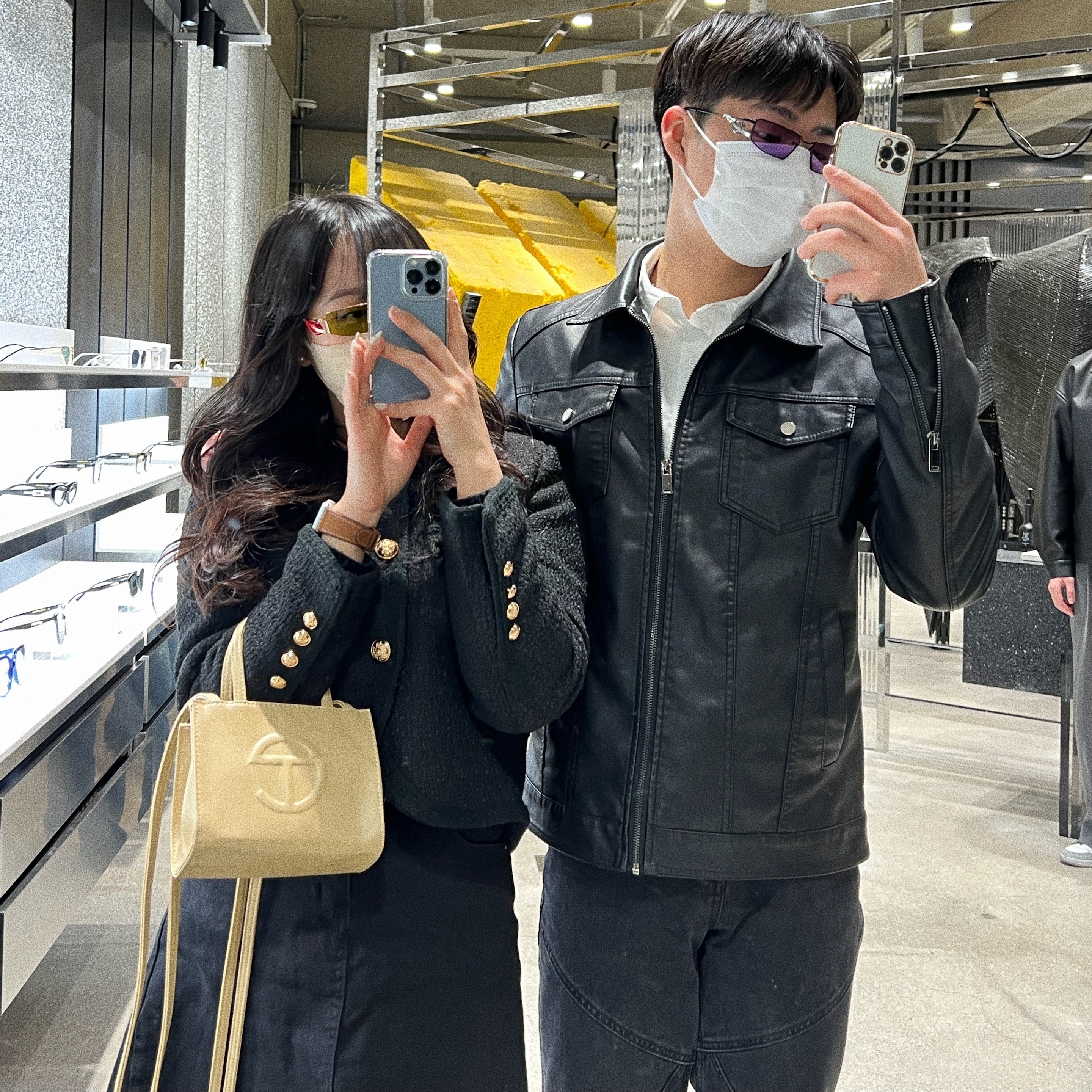 Telfar Small Shopping Bag Cream 착용 스타일 - 4