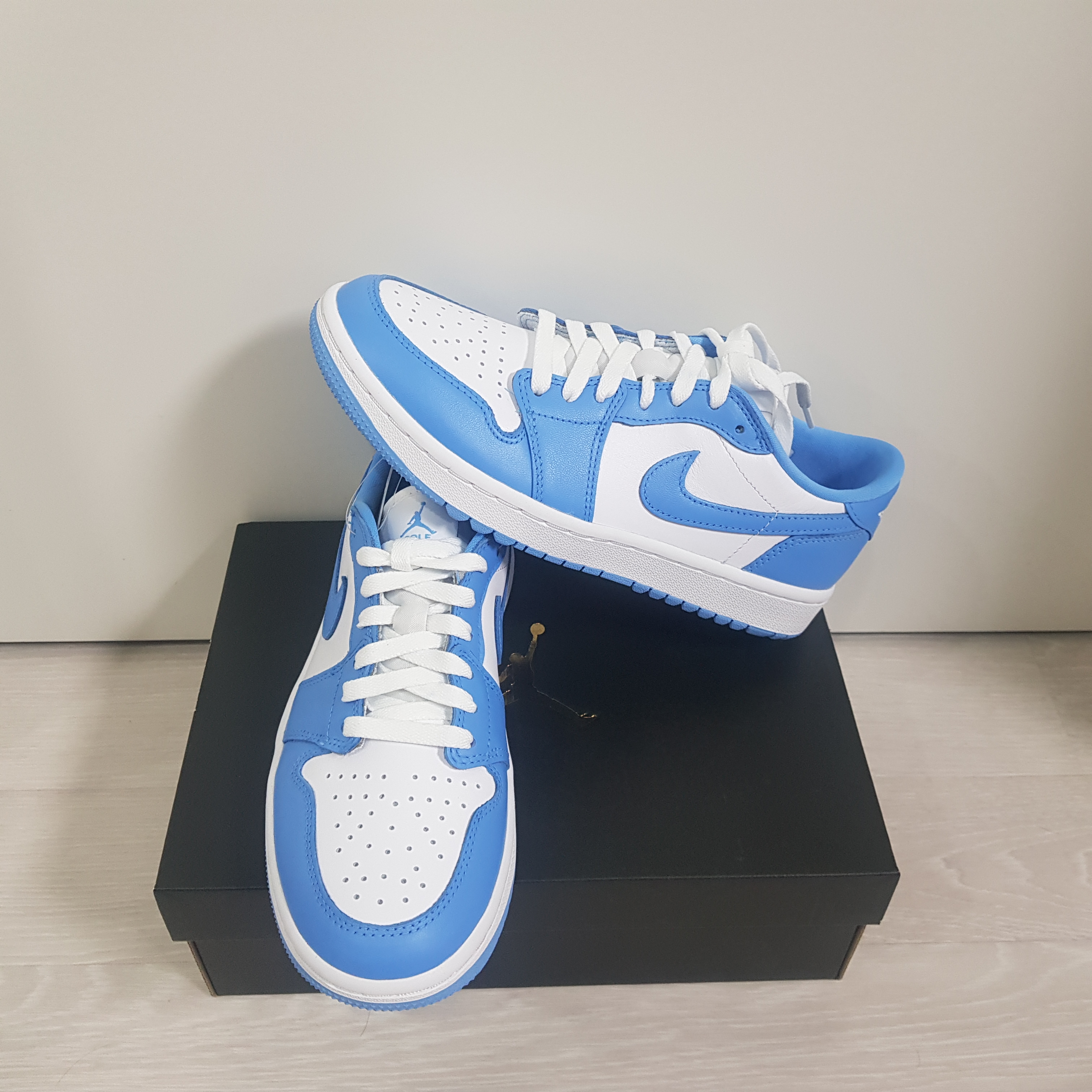 Jordan 1 Low Golf White and University Blue 착용 스타일 - 2