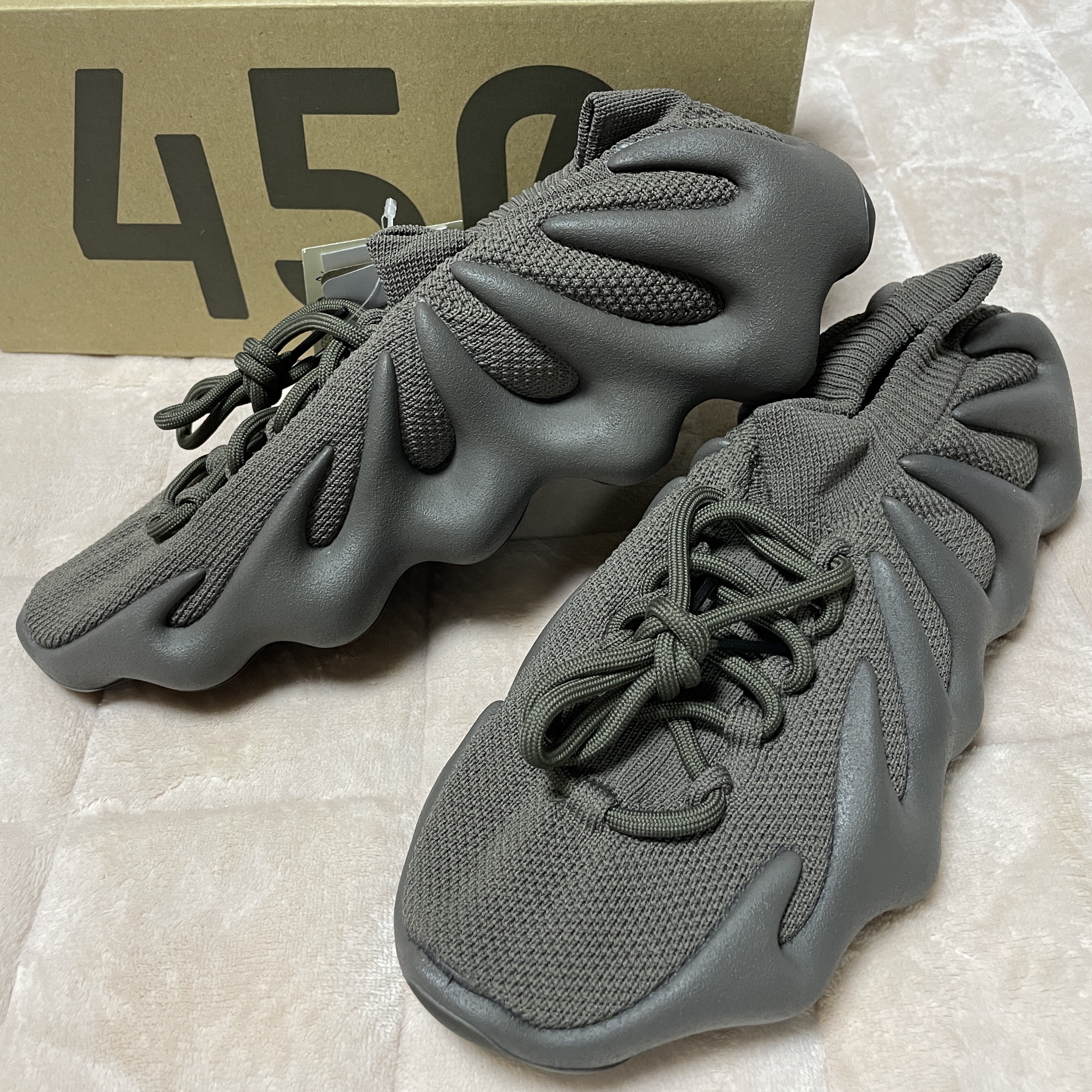 Adidas Yeezy 450 Cinder 착용 스타일 - 3