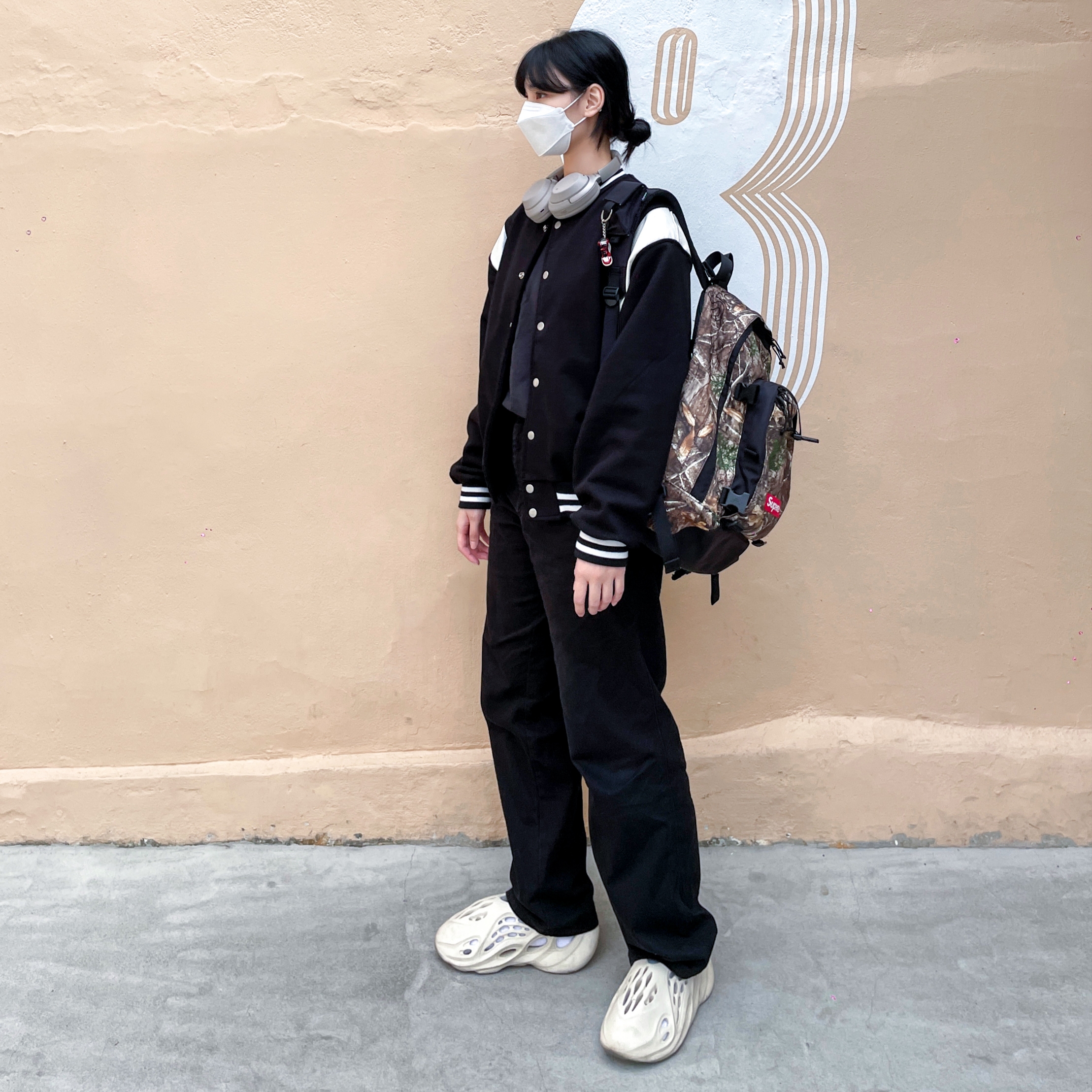 Adidas Yeezy Foam RNNR Sand, Supreme Backpack Real Tree Camo - 19FW 착용 스타일