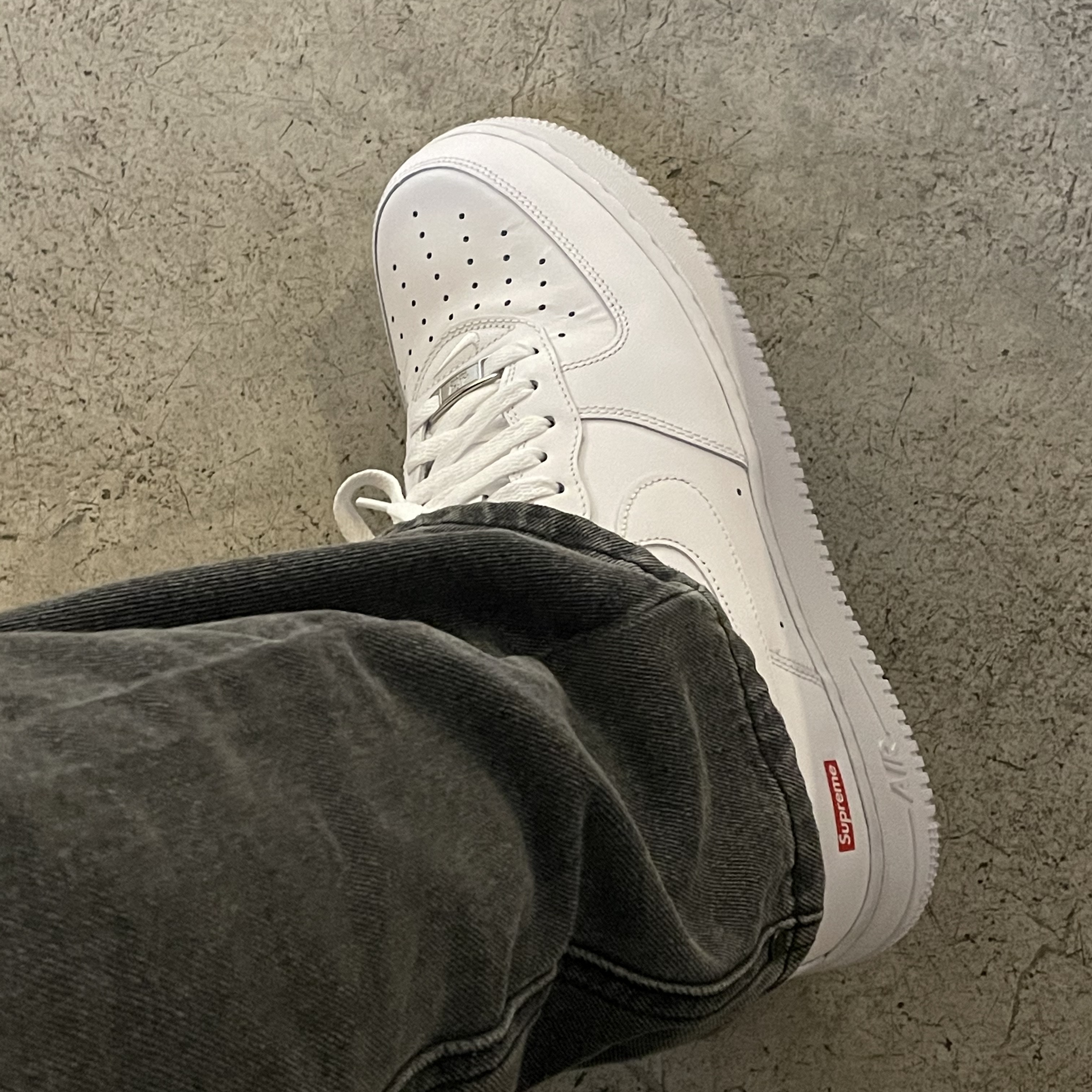 Nike x Supreme Air Force 1 Low White 착용 스타일