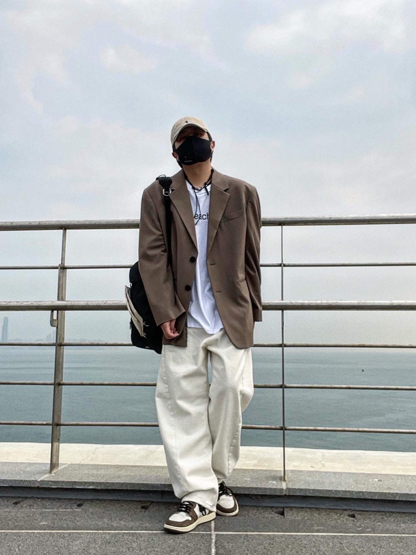 Jordan 1 x Travis Scott Retro High OG SP Mocha, Stussy x CDG Laguna Beach T-Shirt White 착용 스타일 - 2