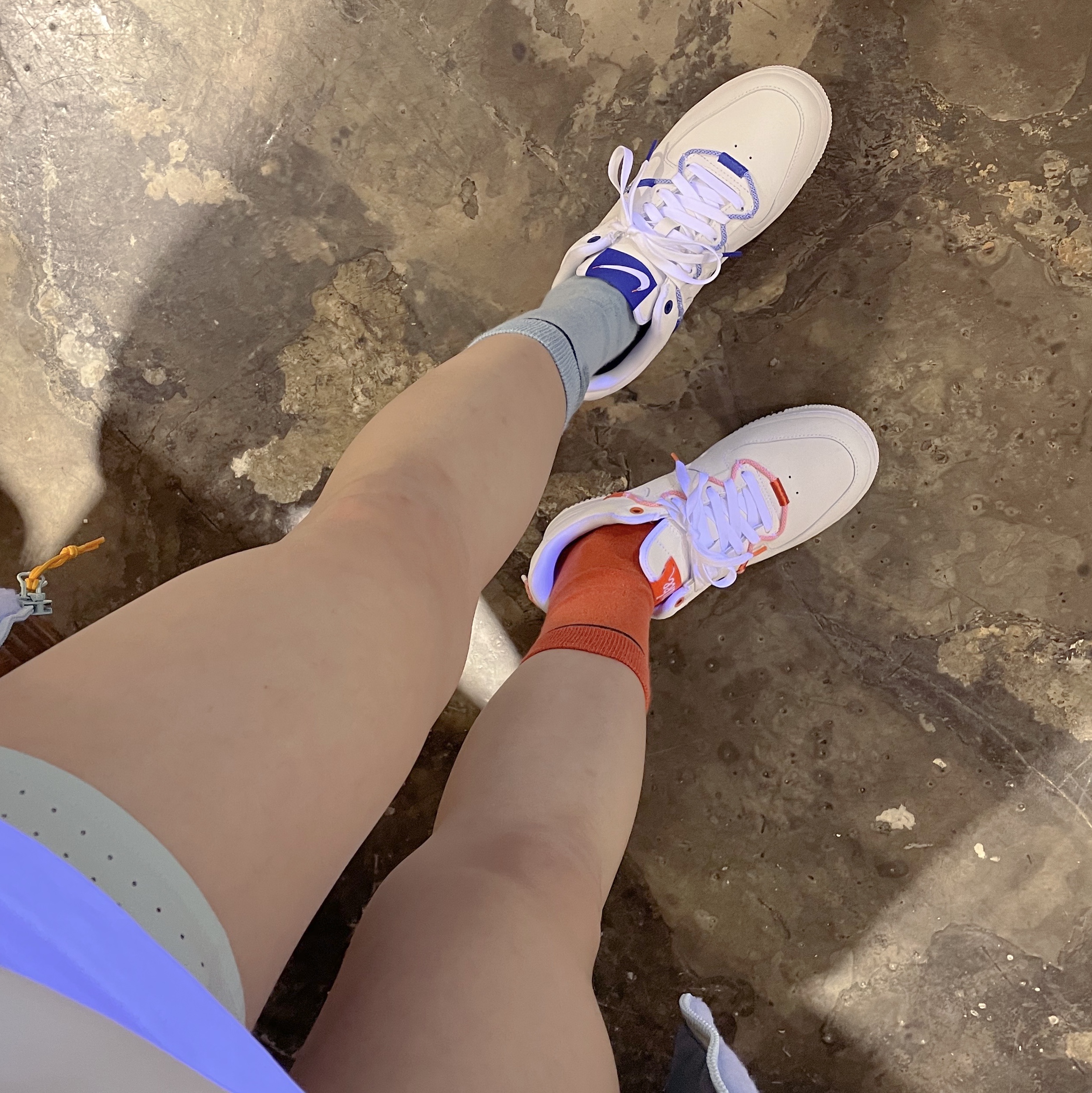 (W) Nike Air Force 1 '07 LX White Safety Orange 착용 스타일 - 4