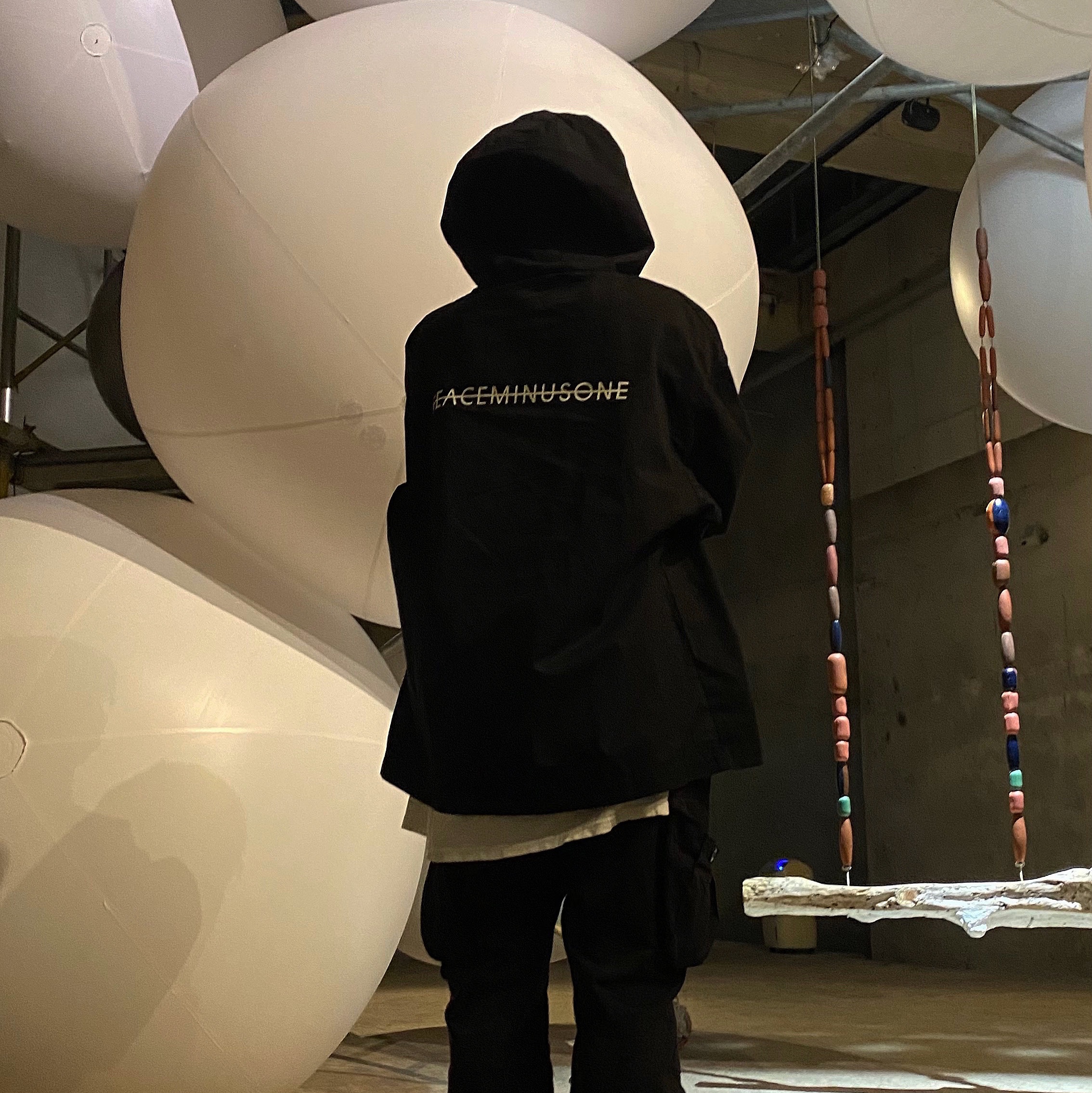 Peaceminusone Pullover Hoodie #1 Black 착용 스타일