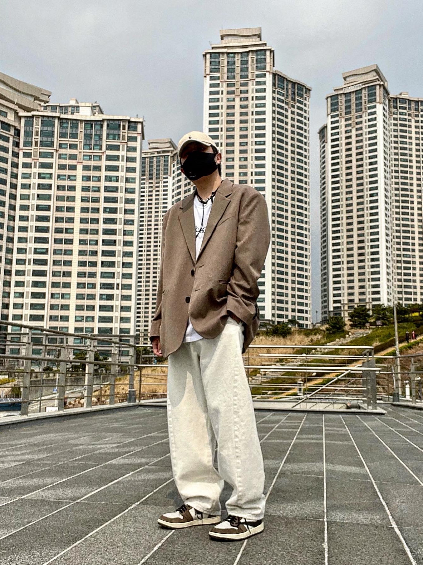 Jordan 1 x Travis Scott Retro High OG SP Mocha, Stussy x CDG Laguna Beach T-Shirt White 착용 스타일 - 1